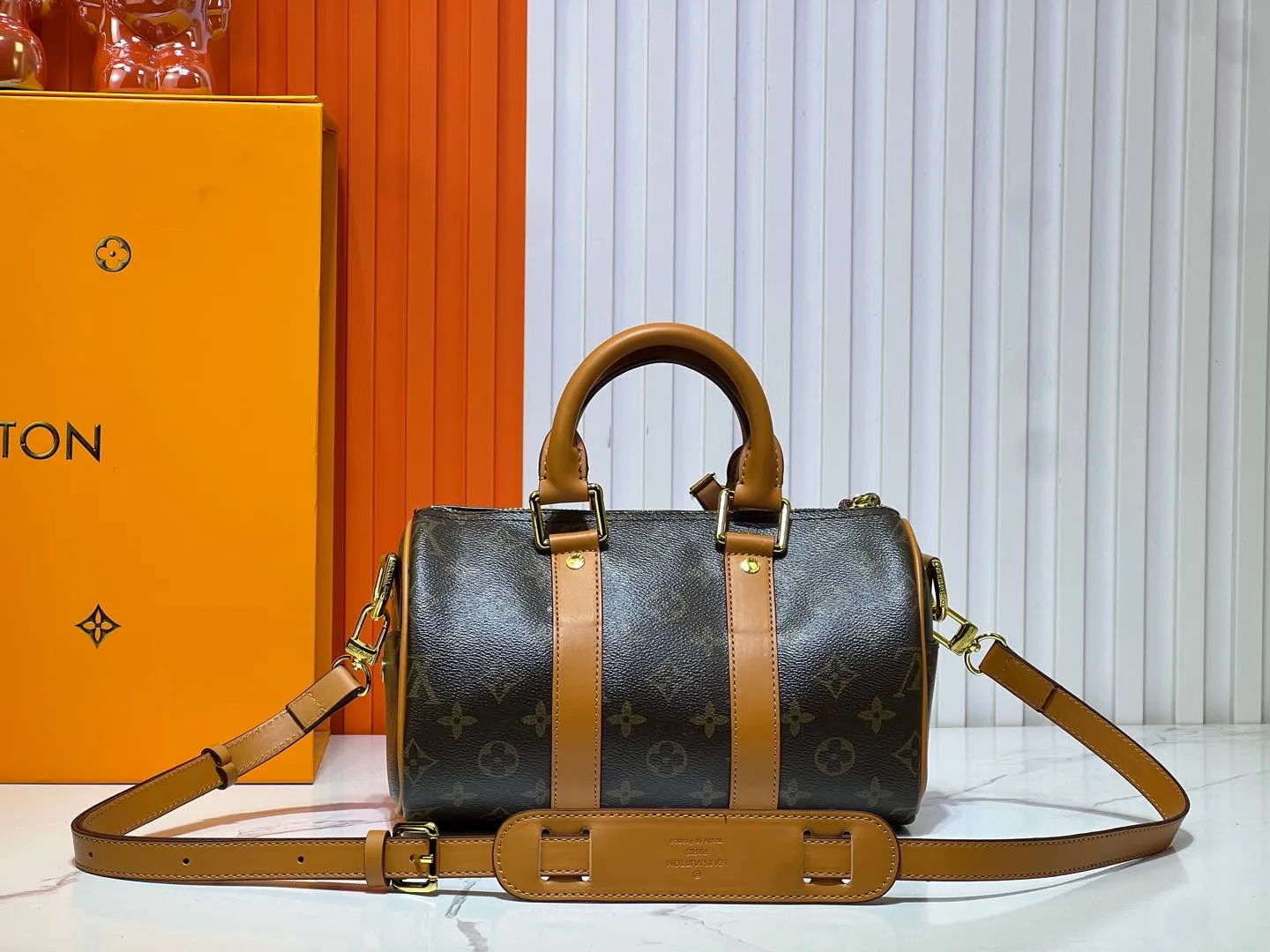 Batch 260💰Upgraded original M13988 full leather black M12627 khaki presbyopia, black grass green 46271 black flower This Keepall Bandoulière 25 handbag is made of grain leather with suede details and distressed metal parts. The Monogram canvas outer bag is opened with a cord zipper puller, making it easy to access and place your belongings. Removable and adjustable leather shoulder strap provides comfortable shoulder carrying experience. Length, height and width: 25x15x11cm