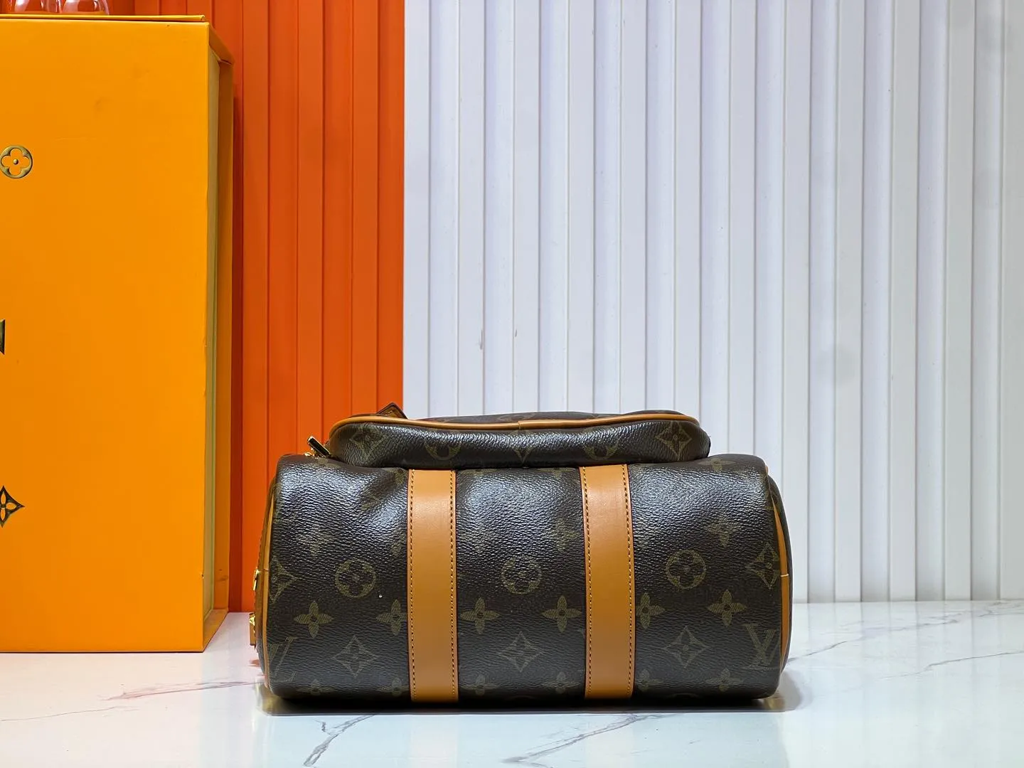 Batch 260💰Upgraded original M13988 full leather black M12627 khaki presbyopia, black grass green 46271 black flower This Keepall Bandoulière 25 handbag is made of grain leather with suede details and distressed metal parts. The Monogram canvas outer bag is opened with a cord zipper puller, making it easy to access and place your belongings. Removable and adjustable leather shoulder strap provides comfortable shoulder carrying experience. Length, height and width: 25x15x11cm
