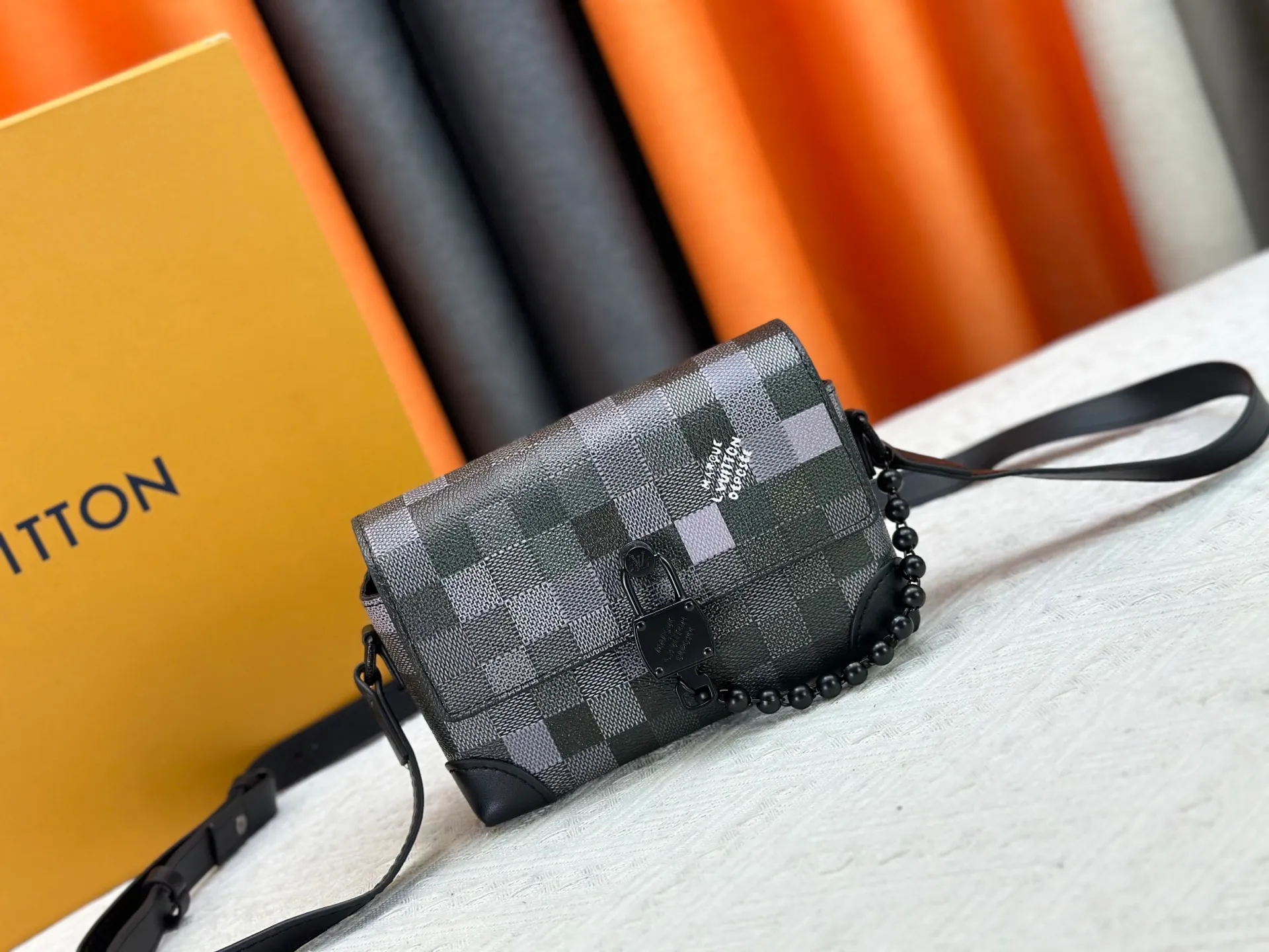 P240 Upgraded original M14738 This Steamer mini handbag is made of Monogram canvas, with distressed cow leather trim and dazzling metal parts. The new square lock snaps back to Pharrell Williams' signature Damier pattern, the delicate key connects to the intricate beaded chain, and the adjustable shoulder strap allows for shoulder or cross-body wear. Dimensions: 18 × 11 × 6.5 cm