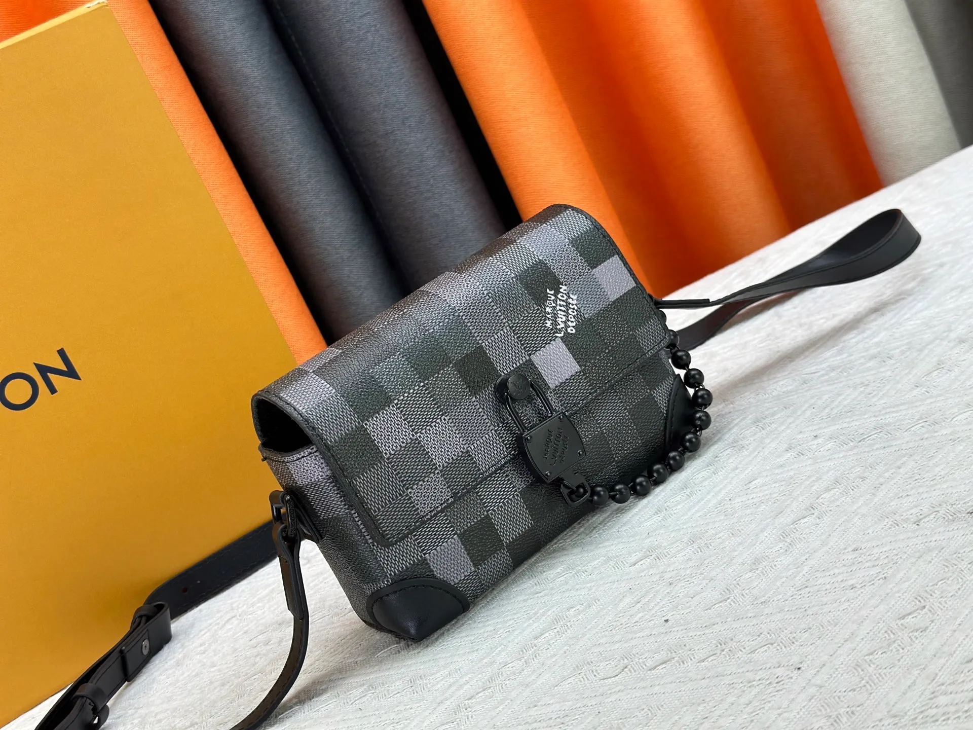 P240 Upgraded original M14738 This Steamer mini handbag is made of Monogram canvas, with distressed cow leather trim and dazzling metal parts. The new square lock snaps back to Pharrell Williams' signature Damier pattern, the delicate key connects to the intricate beaded chain, and the adjustable shoulder strap allows for shoulder or cross-body wear. Dimensions: 18 × 11 × 6.5 cm