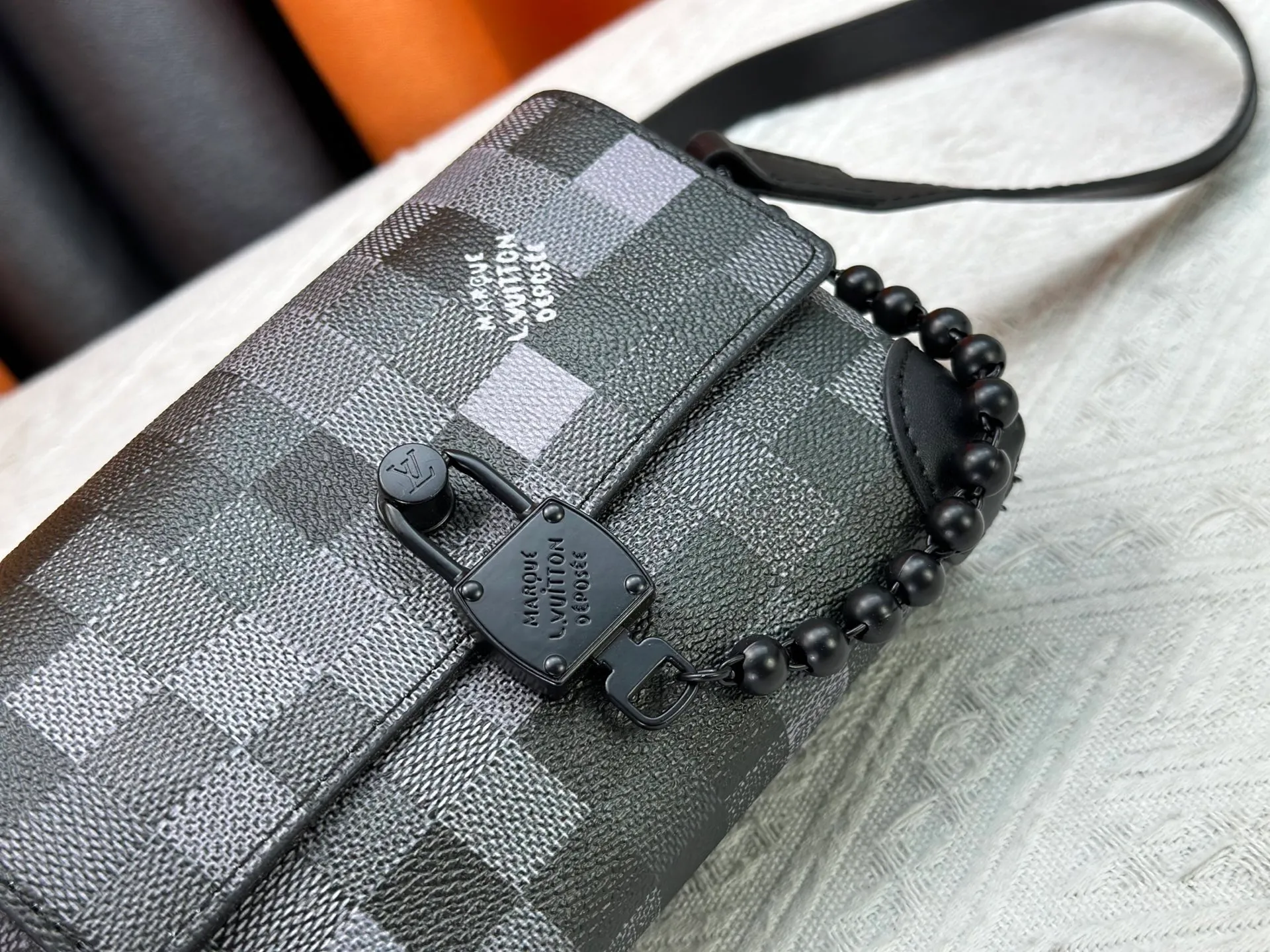 P240 Upgraded original M14738 This Steamer mini handbag is made of Monogram canvas, with distressed cow leather trim and dazzling metal parts. The new square lock snaps back to Pharrell Williams' signature Damier pattern, the delicate key connects to the intricate beaded chain, and the adjustable shoulder strap allows for shoulder or cross-body wear. Dimensions: 18 × 11 × 6.5 cm