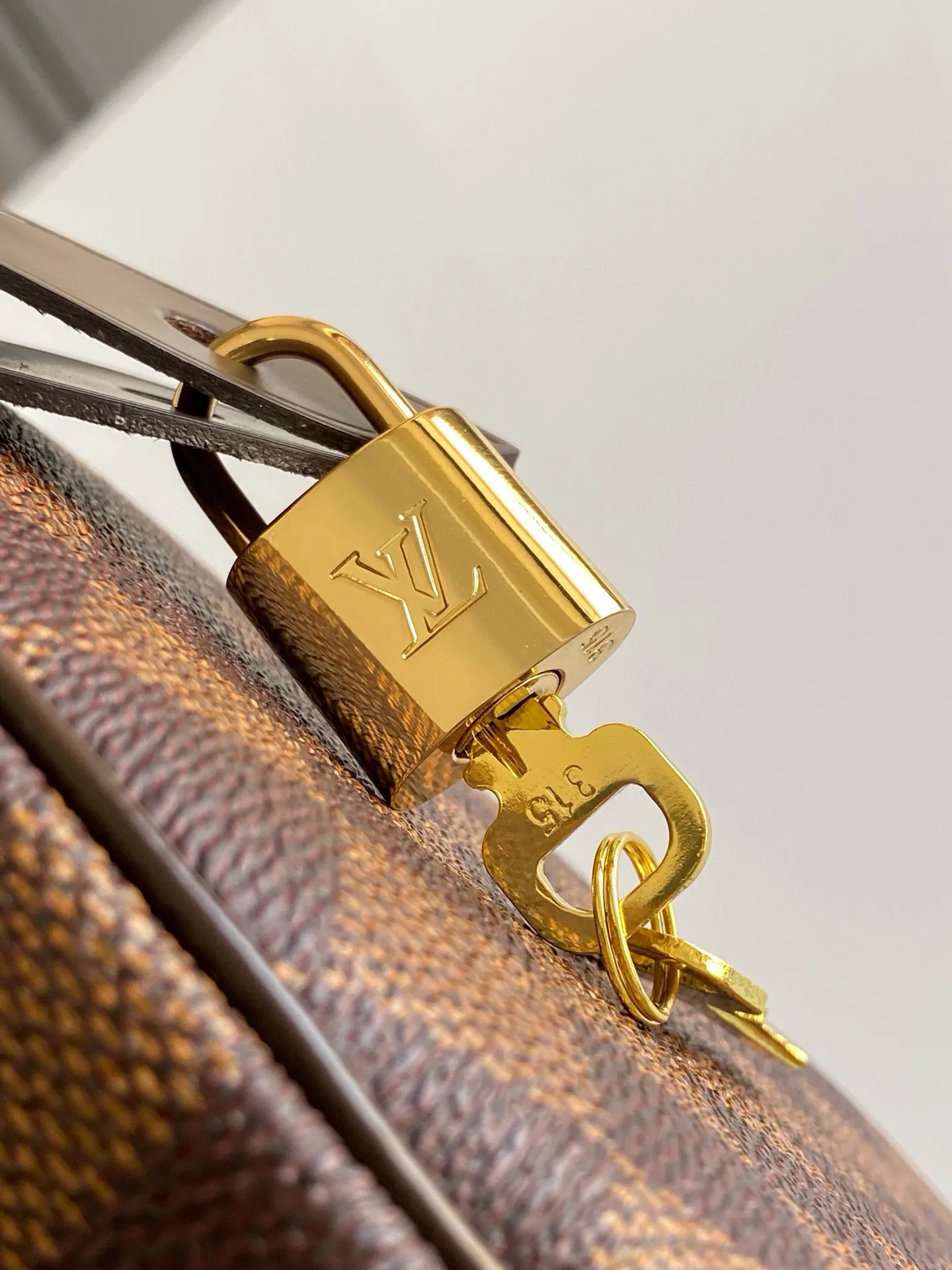 💰700 (strapless version) Top Original N41365 SPEEDY 25 Handbag This compact urban handbag is made of elegant Damier canvas. The Speedy 25 bag complements any outfit and adds a chic touch. Detailed Features 25 x 19 x 15 cm (Length x Height x Width) Shiny gold-tone brass hardware Textile lining Signature Louis Vuitton Speedy styling Leather trim Handles: Double handle