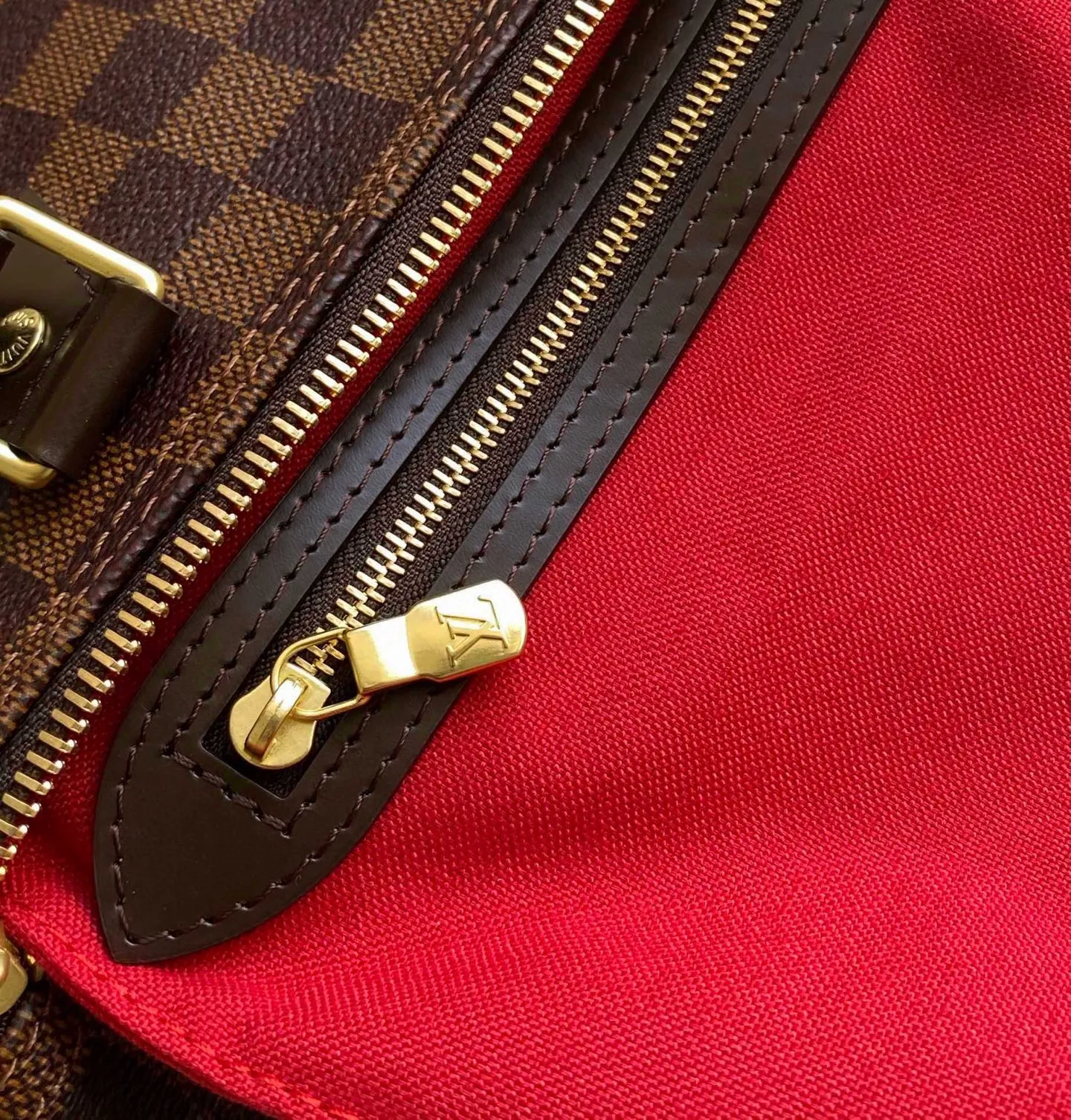 💰700 (strapless version) Top Original N41365 SPEEDY 25 Handbag This compact urban handbag is made of elegant Damier canvas. The Speedy 25 bag complements any outfit and adds a chic touch. Detailed Features 25 x 19 x 15 cm (Length x Height x Width) Shiny gold-tone brass hardware Textile lining Signature Louis Vuitton Speedy styling Leather trim Handles: Double handle
