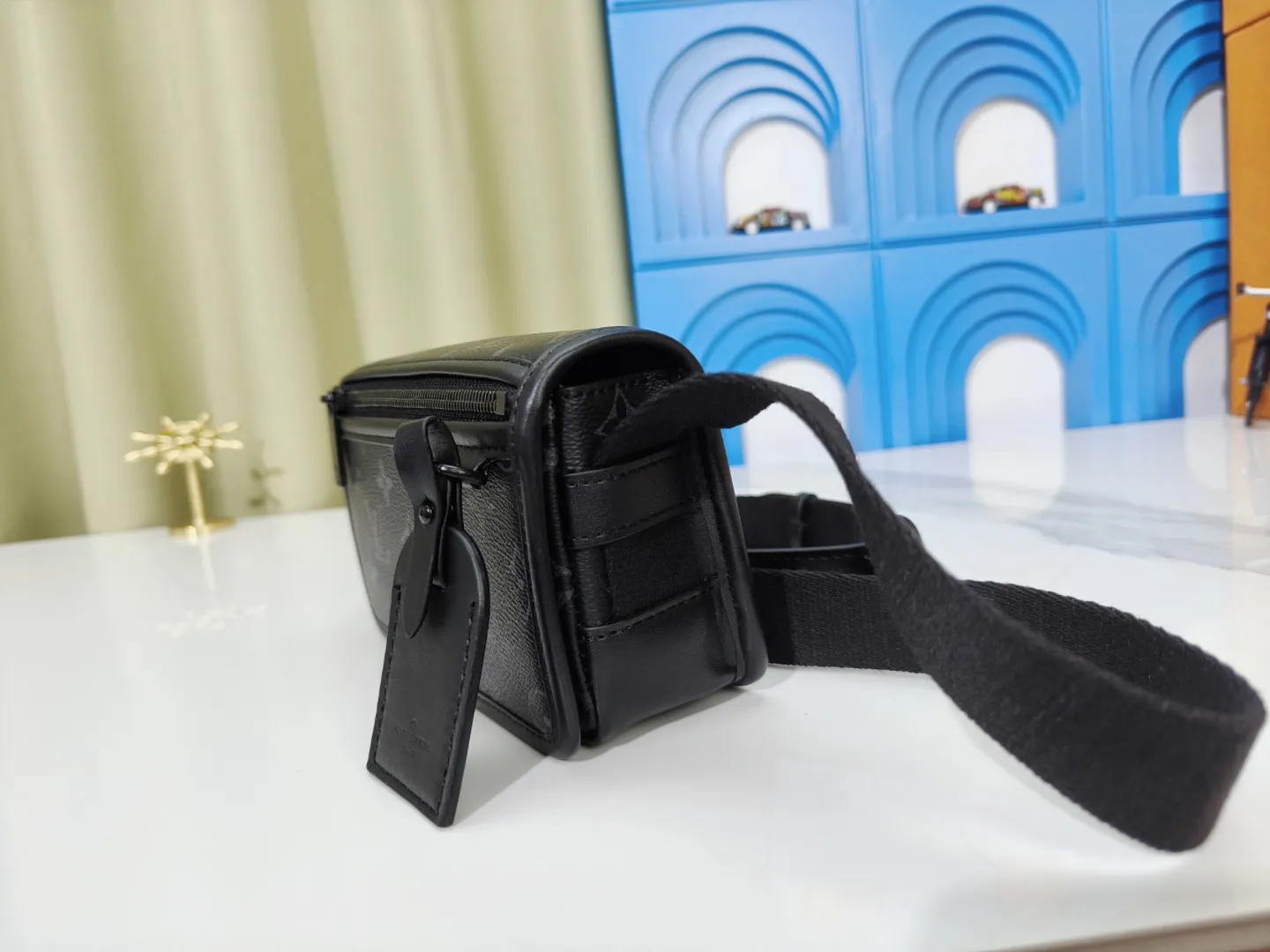 P180💰 Upgraded from the original M12599 black flower M12637 green flower. This Bosphore mini handbag is named after the brand's retro Bosphore series in the 2000s. Its simple lines and compact structure make it comfortable to carry, and it also uses a detachable nameplate to show its classic feel. The adjustable fabric shoulder strap crosses the accordion loop and is a refined detail along with the zippered front pocket. Dimensions: 19x 12x 7 cm (length x height x width)