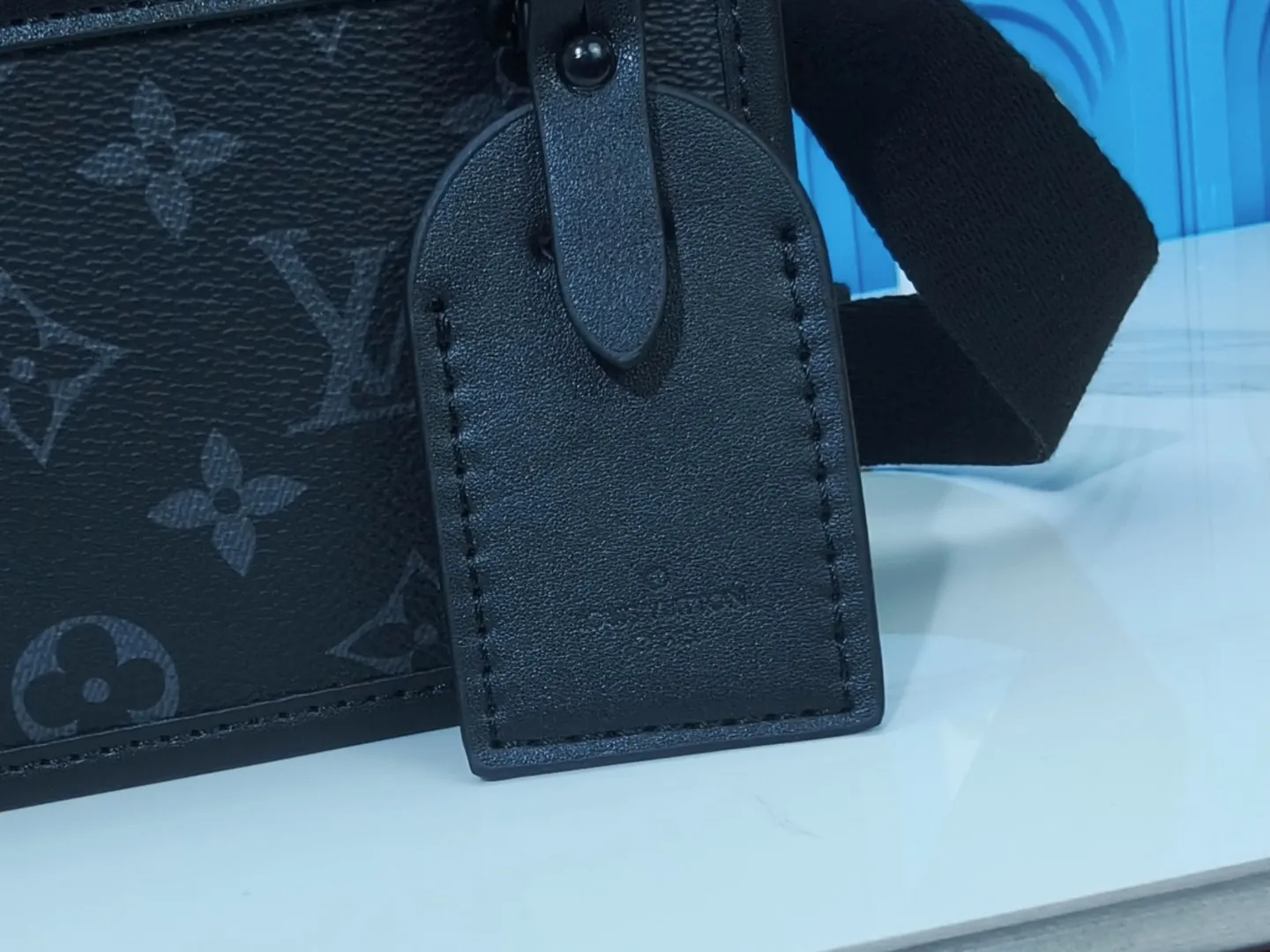 P180💰 Upgraded from the original M12599 black flower M12637 green flower. This Bosphore mini handbag is named after the brand's retro Bosphore series in the 2000s. Its simple lines and compact structure make it comfortable to carry, and it also uses a detachable nameplate to show its classic feel. The adjustable fabric shoulder strap crosses the accordion loop and is a refined detail along with the zippered front pocket. Dimensions: 19x 12x 7 cm (length x height x width)