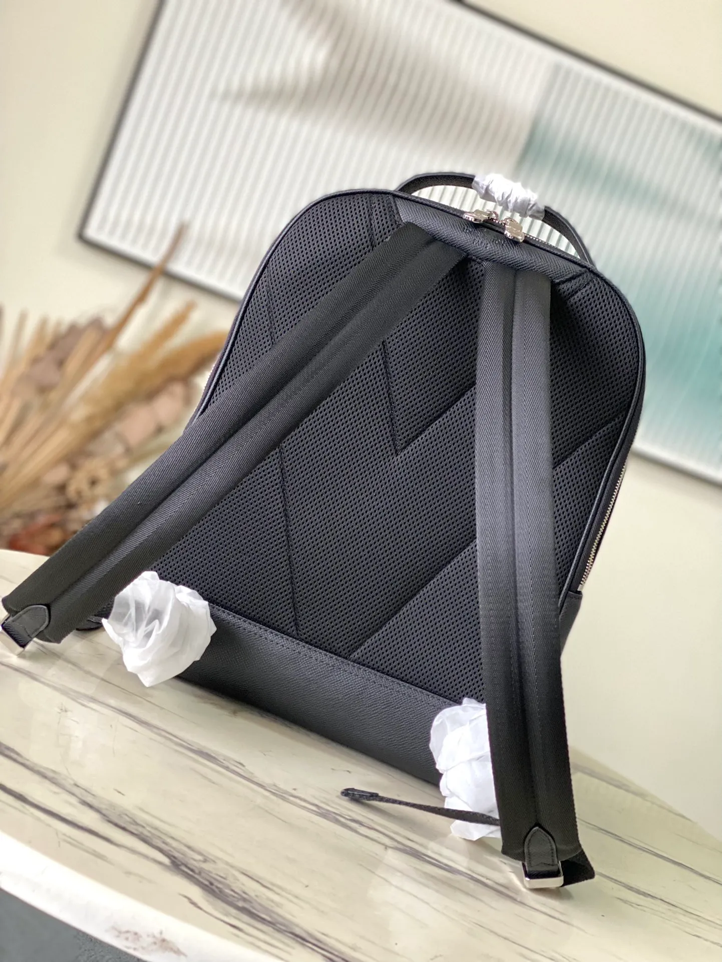 💰1380 (top-grain leather) Top-quality original M30977 cross-grain Avenue backpack is made of Taiga leather with cow leather trim and metal parts, integrating practical function and elegant style. The main compartment is equipped with wide pockets and padded compartments at the front and rear, and an inner pocket provides organized storage. Dimensions: 40 × 31 × 15 cm