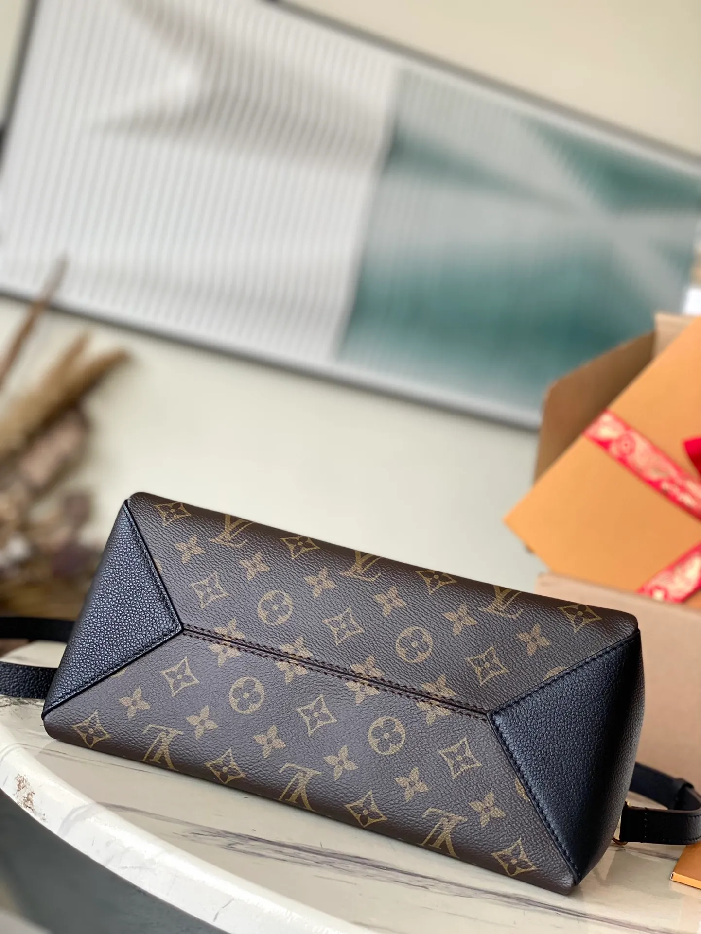 💰1140 (top layer leather) top original order M46508 presbyopic black. Support counter inspection. Photos taken of duty-free goods are consistent with the product without unpacking. This product is an exclusive duty-free product in the market and is the highest-end product. Inspection is supported. This product has passed strict inspection and is flawless. Please wear gloves when touching the product. This product is not returnable or exchangeable. Please confirm the product first and then remove the label on the handle. This product is temporarily not open to the public, only regular customers, and is in short supply. Dimensions: 26 x 18 x 15 cm