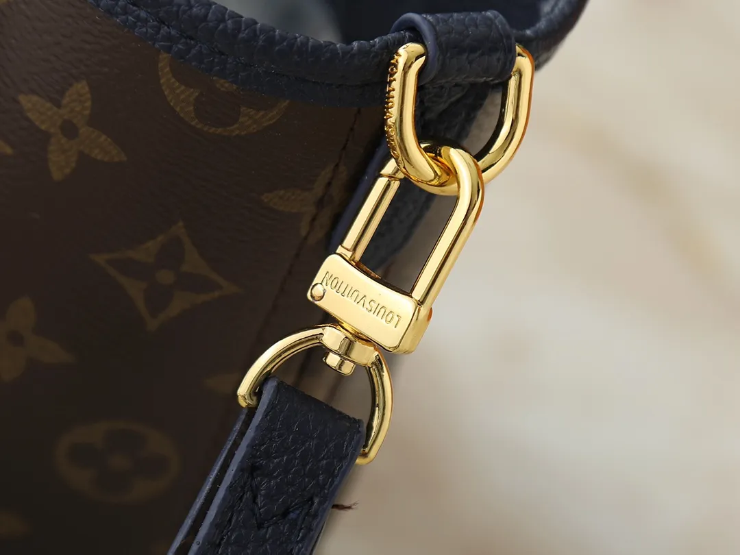 💰Large 130, Small 240💰Upgraded original version 🔥Double-sided available🔥M12061 M25665 M14994 M11946 M12099 M40995 The legendary neverfull medium handbag: always able to meet your various needs for handbags. It has a large capacity but is not bulky. It is stiff and soft to the touch, making it suitable for home and travel. Tighten the side ties and it instantly transforms into a stylish urban handbag. Loosen the straps and it transforms into a chic and practical handbag. The slender leather handle can be carried over the shoulder or between the arms. The model shown here is made of damier azur canvas. Size: large 31x28x14, small 25x16x10