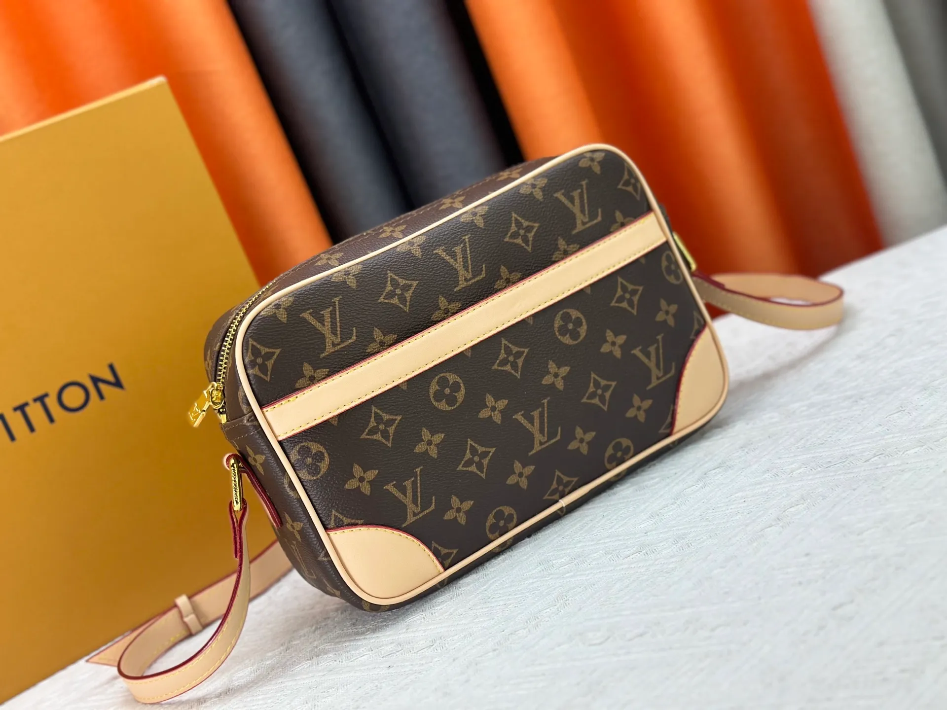 P280 top original version. Counter model number: m51274 presbyopia. It adopts a rectangular row structure that is comfortable to carry. This exquisite small handbag adds a dynamic temperament to the shape. Equipped with an adjustable top leather shoulder strap, it is extremely comfortable and convenient to carry. Size: LV classic crossbody bag, model number: 27x17x7,