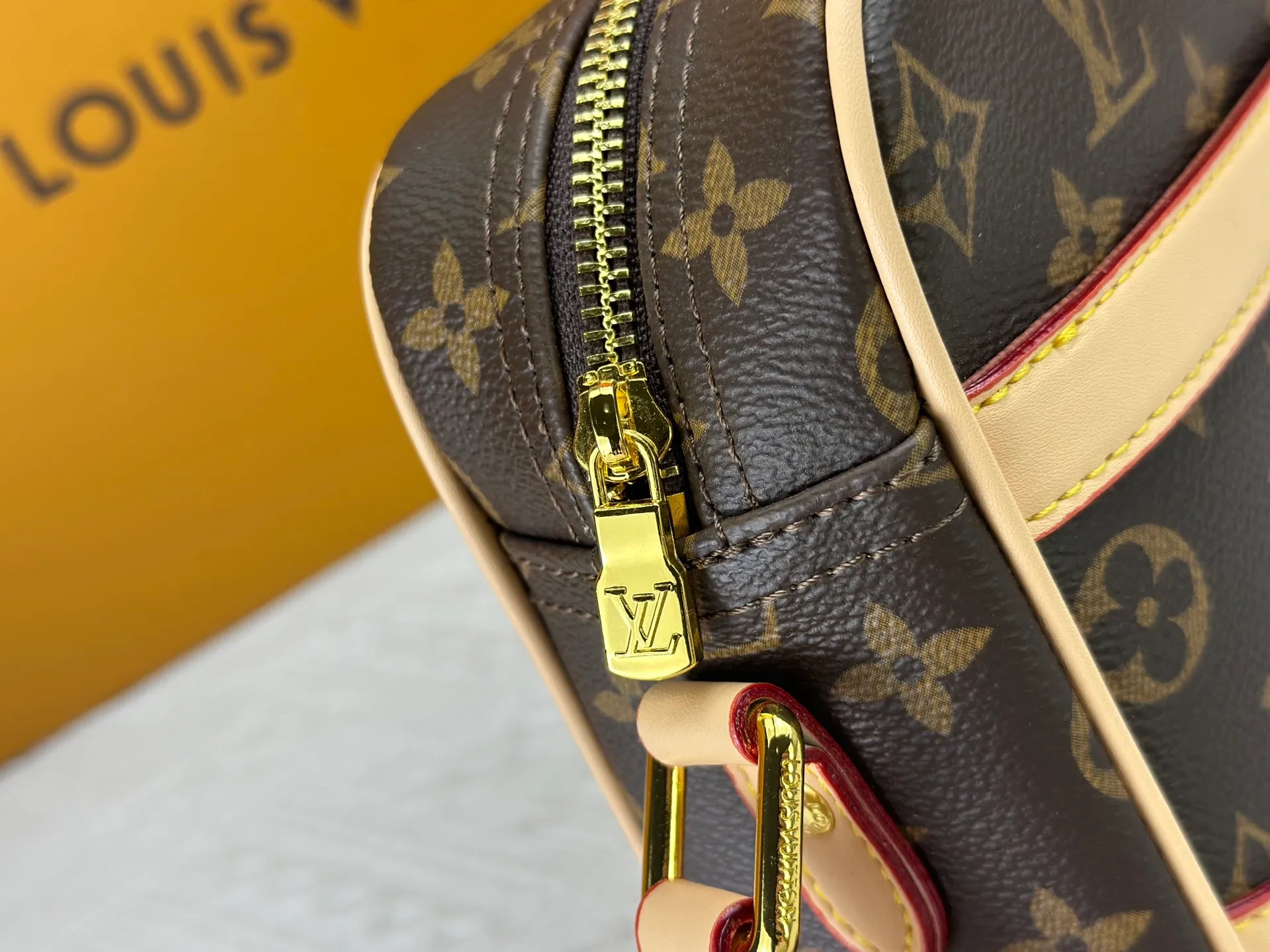 P280 top original version. Counter model number: m51274 presbyopia. It adopts a rectangular row structure that is comfortable to carry. This exquisite small handbag adds a dynamic temperament to the shape. Equipped with an adjustable top leather shoulder strap, it is extremely comfortable and convenient to carry. Size: LV classic crossbody bag, model number: 27x17x7,