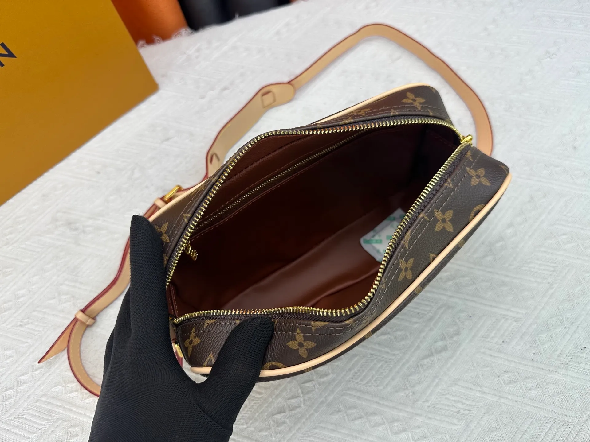 P280 top original version. Counter model number: m51274 presbyopia. It adopts a rectangular row structure that is comfortable to carry. This exquisite small handbag adds a dynamic temperament to the shape. Equipped with an adjustable top leather shoulder strap, it is extremely comfortable and convenient to carry. Size: LV classic crossbody bag, model number: 27x17x7,