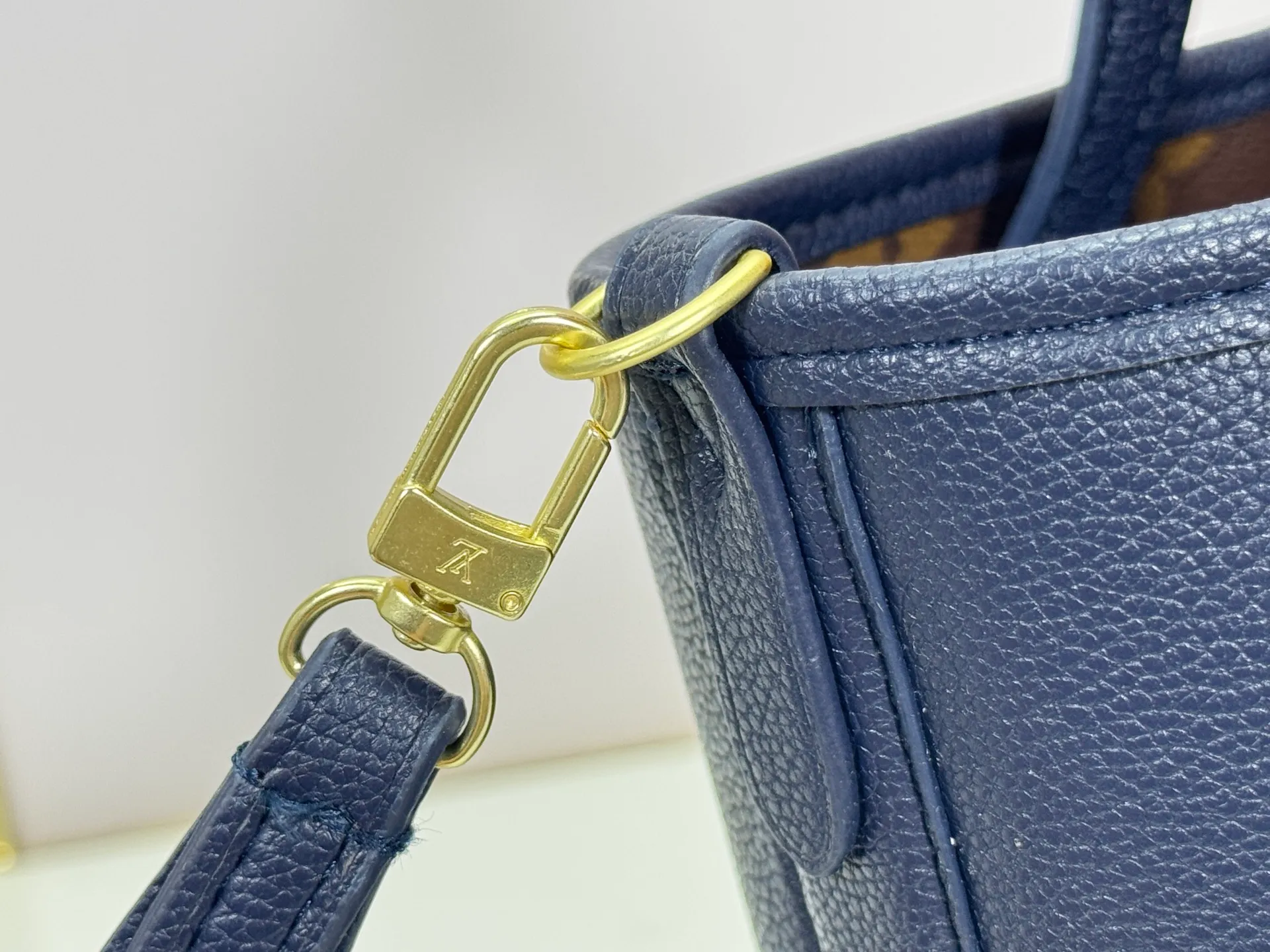 P220 M12099 Upgraded original Neverfull Bandouliere Inside Out BB handbag is a double-sided version of the classic design this season, with the front and back decorated with iconic Monogram canvas and grained leather. The removable zipper bag can be used alone or hung externally. The detachable shoulder strap makes it easy to wear cross-body, and the dazzling metal hardware adds a sophisticated detail. Dimensions: 24 × 14 × 9 cm