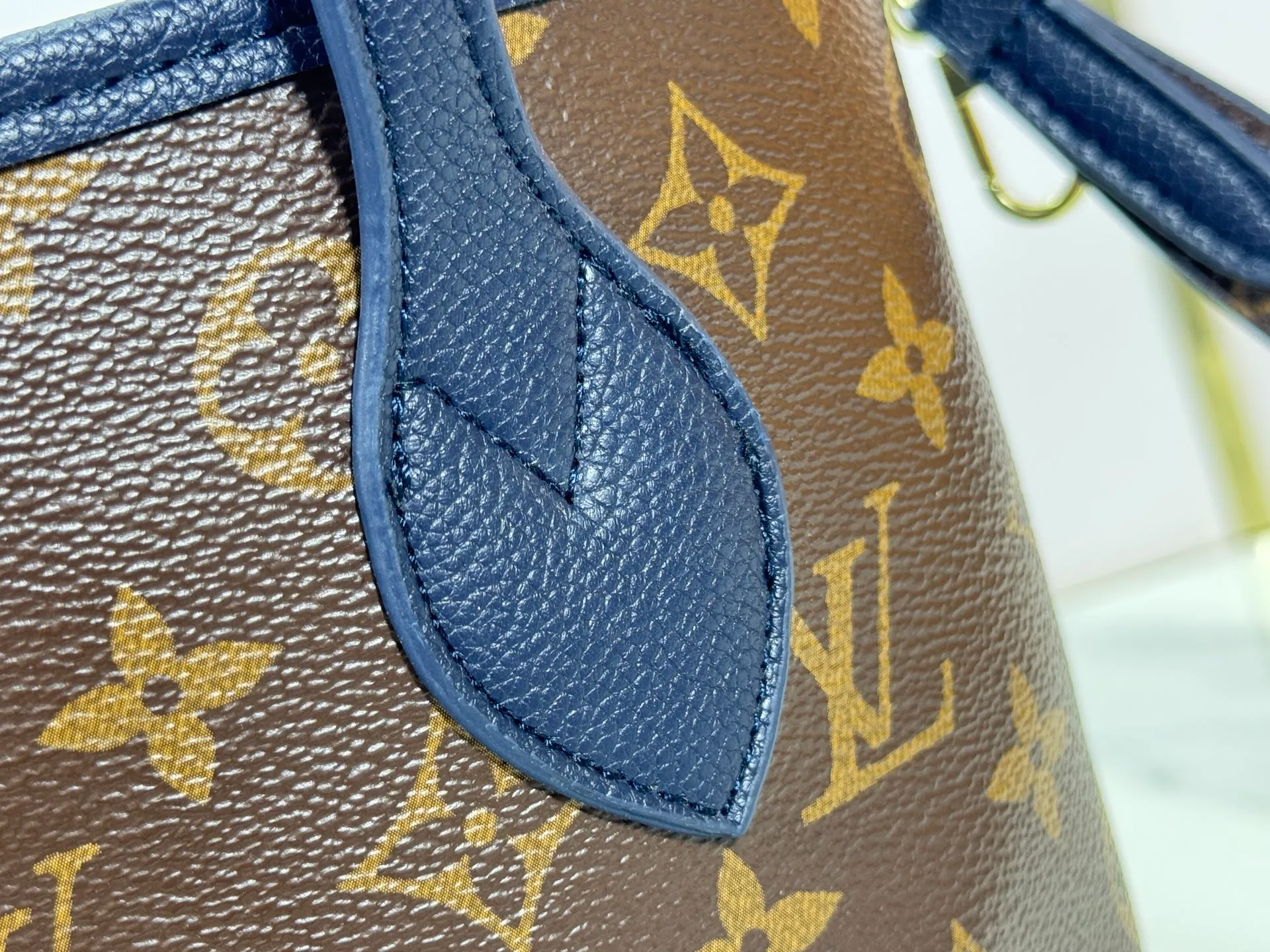P220 M12099 Upgraded original Neverfull Bandouliere Inside Out BB handbag is a double-sided version of the classic design this season, with the front and back decorated with iconic Monogram canvas and grained leather. The removable zipper bag can be used alone or hung externally. The detachable shoulder strap makes it easy to wear cross-body, and the dazzling metal hardware adds a sophisticated detail. Dimensions: 24 × 14 × 9 cm