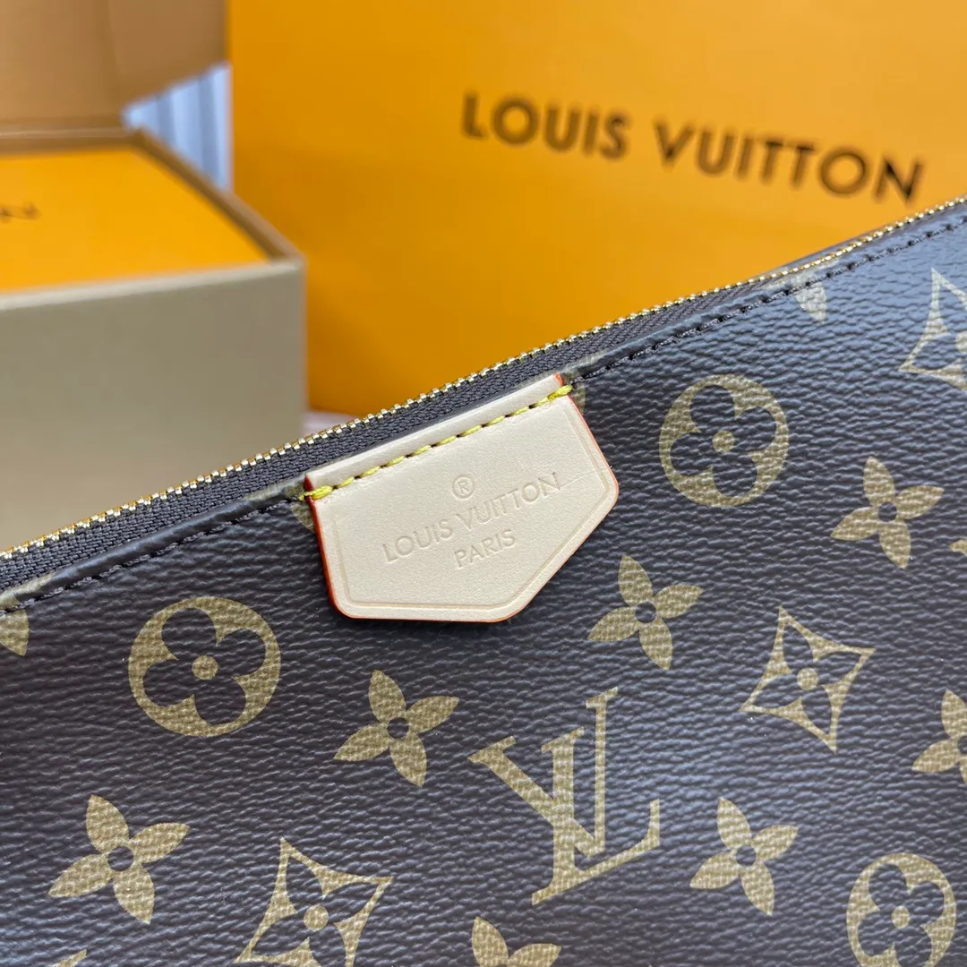 [Upgraded version] P540🐶Upgraded version. High quality. Semi-steel hardware 🎁With complete packaging❣️M44813/Green🐶MULTI POCHETTE ACCESSORIES Handbag Multi Pochette Accessories handbag uses Monogram canvas to construct a three-piece dynamic design, and is also equipped with multiple pockets and compartments. The adjustable gold-tone chain and Louis Vuitton-engraved jacquard shoulder strap allow for multiple carrying options, including cross-body wear. Dimensions: 24.0 x 16.0 x 6.0 cm