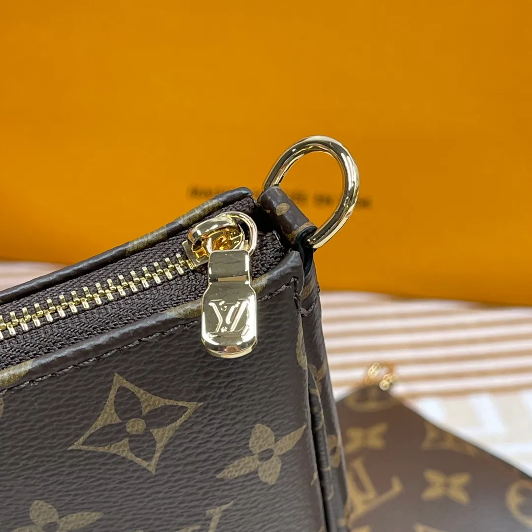 [Upgraded version] P540🐶Upgraded version. High quality. Semi-steel hardware 🎁With complete packaging❣️M44813/Green🐶MULTI POCHETTE ACCESSORIES Handbag Multi Pochette Accessories handbag uses Monogram canvas to construct a three-piece dynamic design, and is also equipped with multiple pockets and compartments. The adjustable gold-tone chain and Louis Vuitton-engraved jacquard shoulder strap allow for multiple carrying options, including cross-body wear. Dimensions: 24.0 x 16.0 x 6.0 cm