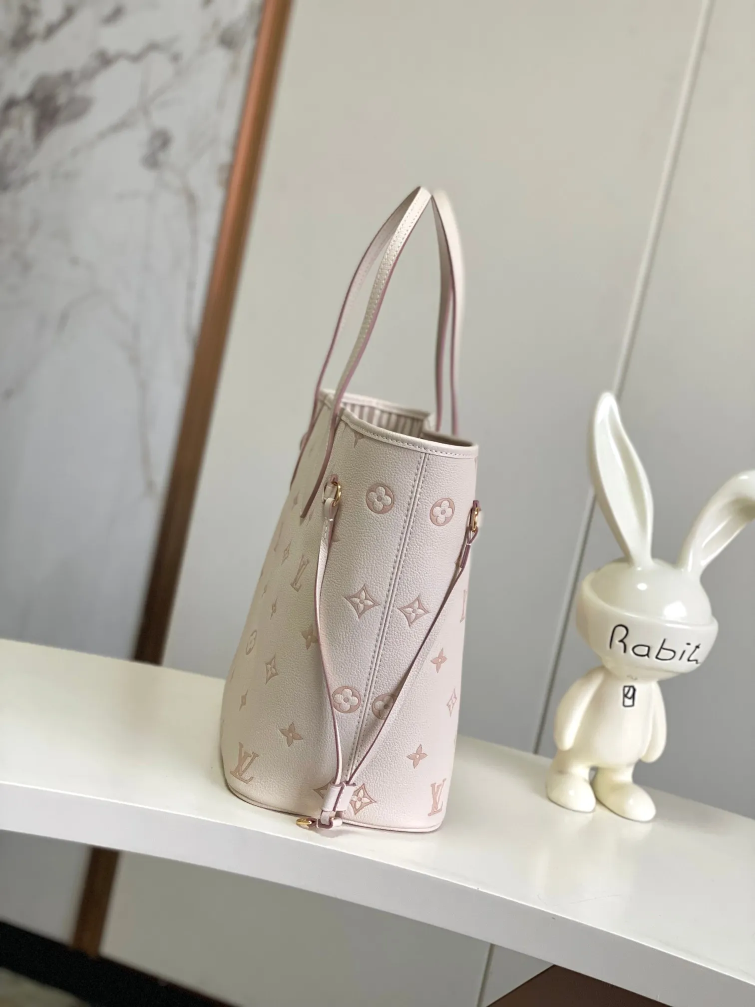 💰1340 (top layer leather) top original single 163 chip [Neverfull MM Medium Handbag] M14285 Cream Apricot (Jacquard) This Neverfull MM handbag reinterprets the classic Monogram Empreinte leather with the same color aesthetic. The Neverfull is a roomy bag with side laces that can tighten up for a sleek allure or relax for a casual look. Inside there is a removable bag that is secured to the bag with a leather cord. Size: 32-29-17cm