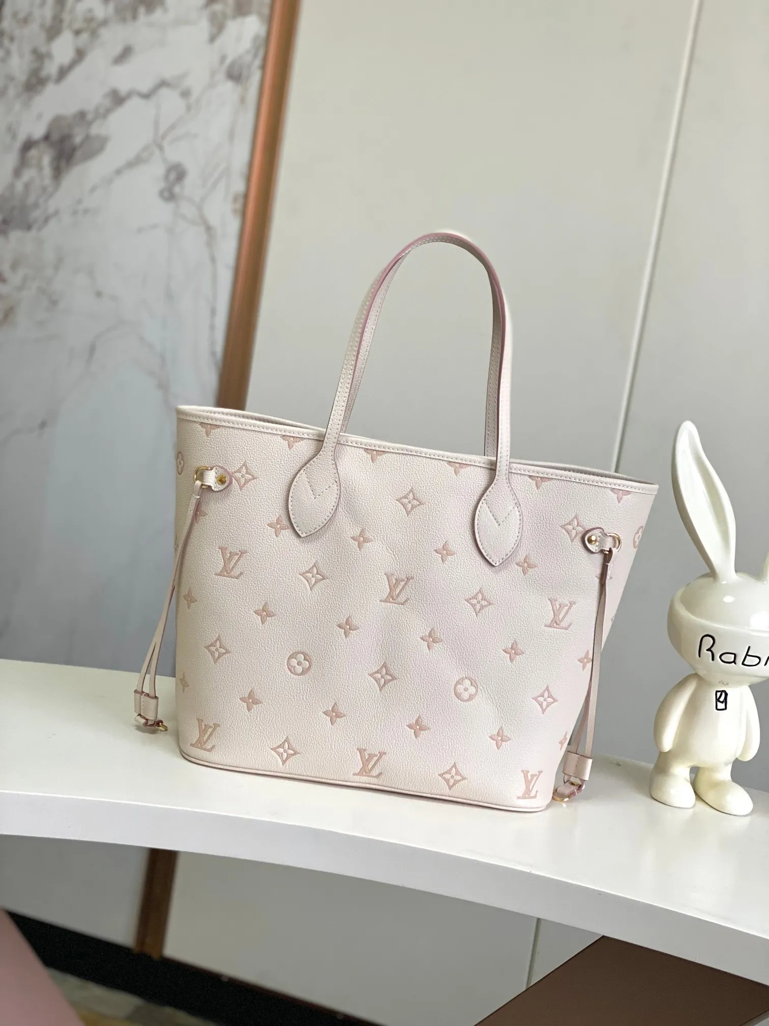 💰1340 (top layer leather) top original single 163 chip [Neverfull MM Medium Handbag] M14285 Cream Apricot (Jacquard) This Neverfull MM handbag reinterprets the classic Monogram Empreinte leather with the same color aesthetic. The Neverfull is a roomy bag with side laces that can tighten up for a sleek allure or relax for a casual look. Inside there is a removable bag that is secured to the bag with a leather cord. Size: 32-29-17cm