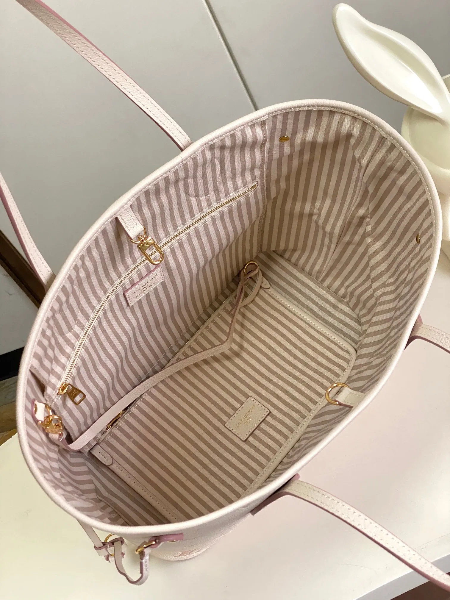 💰1340 (top layer leather) top original single 163 chip [Neverfull MM Medium Handbag] M14285 Cream Apricot (Jacquard) This Neverfull MM handbag reinterprets the classic Monogram Empreinte leather with the same color aesthetic. The Neverfull is a roomy bag with side laces that can tighten up for a sleek allure or relax for a casual look. Inside there is a removable bag that is secured to the bag with a leather cord. Size: 32-29-17cm