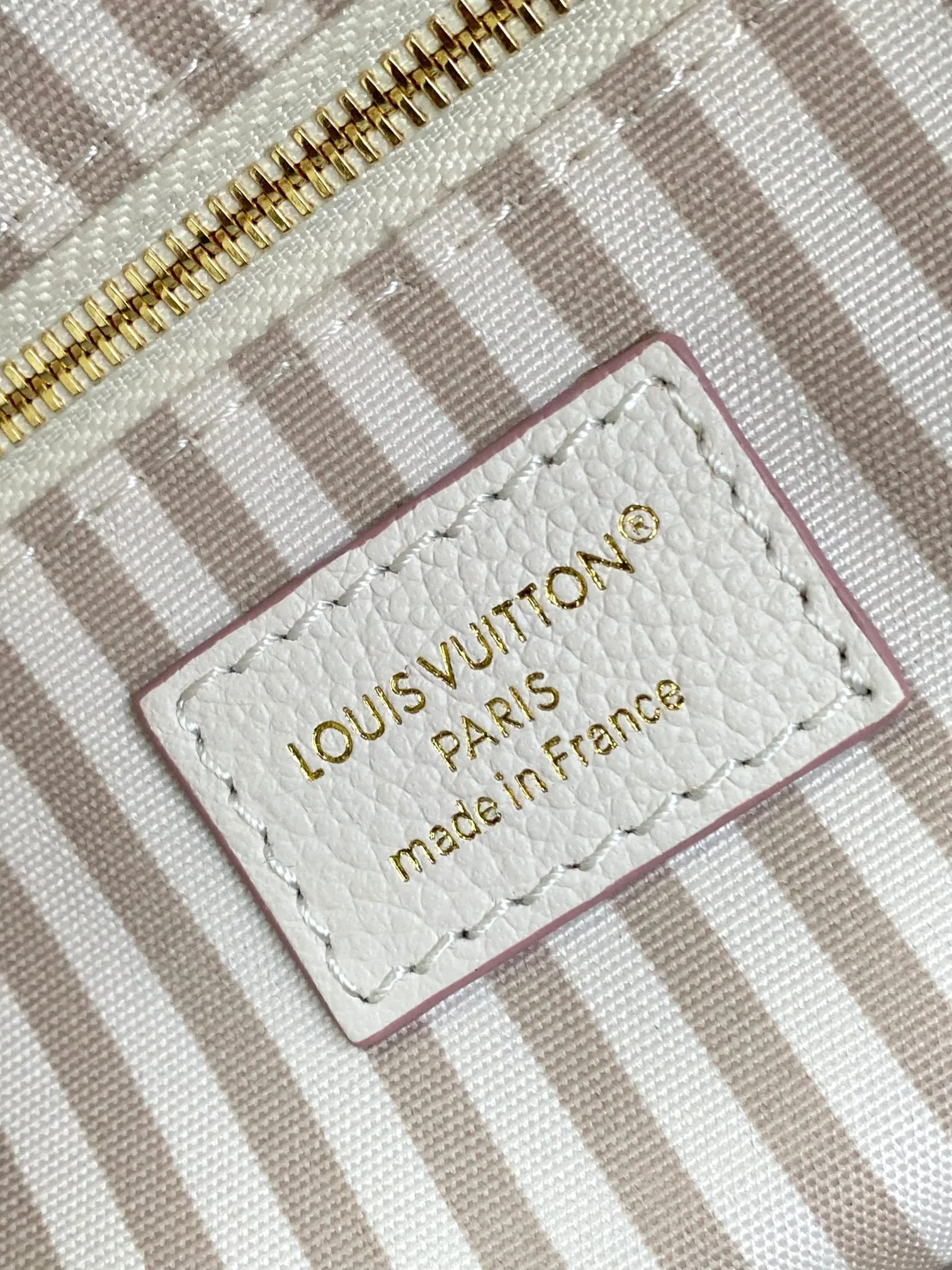 💰1340 (top layer leather) top original single 163 chip [Neverfull MM Medium Handbag] M14285 Cream Apricot (Jacquard) This Neverfull MM handbag reinterprets the classic Monogram Empreinte leather with the same color aesthetic. The Neverfull is a roomy bag with side laces that can tighten up for a sleek allure or relax for a casual look. Inside there is a removable bag that is secured to the bag with a leather cord. Size: 32-29-17cm
