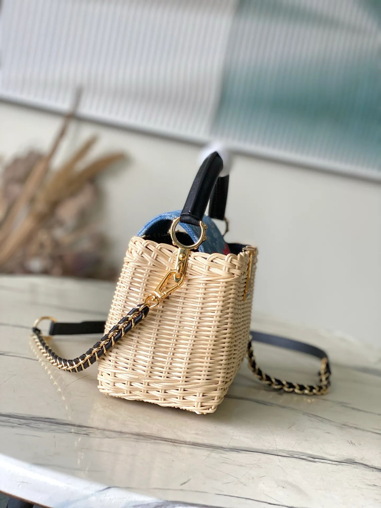 💰2200 Premium Original Leather M14295 Black Leather Mini This Capucines mini handbag meets the eye-catching details of the Louis Vuitton×Takashi Murakami replica series, and uses fresh elements to highlight the trendy style. The rattan bag body complements the handles, woven shoulder straps and LV letters, and the top flap is delicately embellished with cherry patterns. Dimensions: 21 × 13.6 × 8 cm