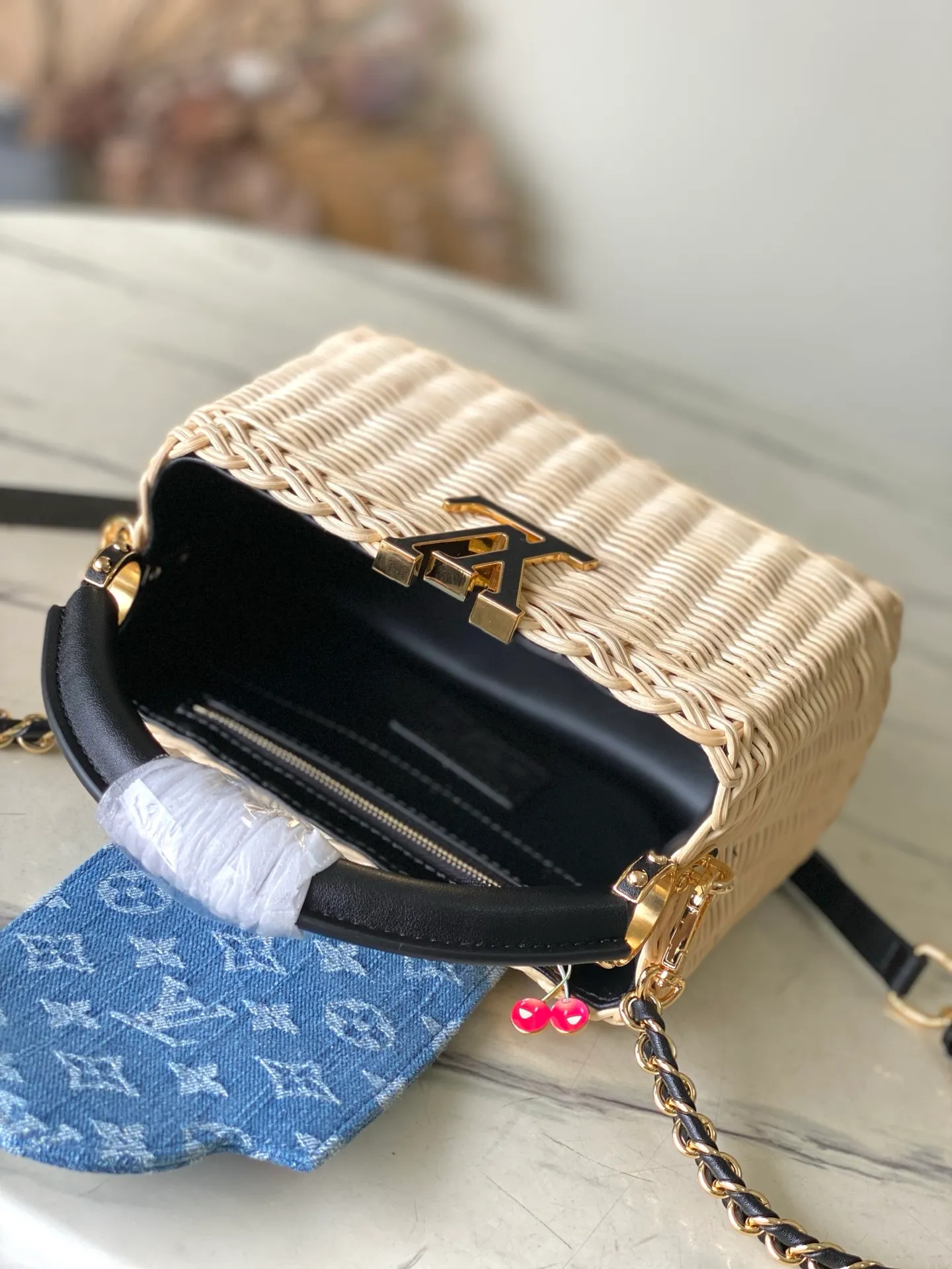💰2200 Premium Original Leather M14295 Black Leather Mini This Capucines mini handbag meets the eye-catching details of the Louis Vuitton×Takashi Murakami replica series, and uses fresh elements to highlight the trendy style. The rattan bag body complements the handles, woven shoulder straps and LV letters, and the top flap is delicately embellished with cherry patterns. Dimensions: 21 × 13.6 × 8 cm