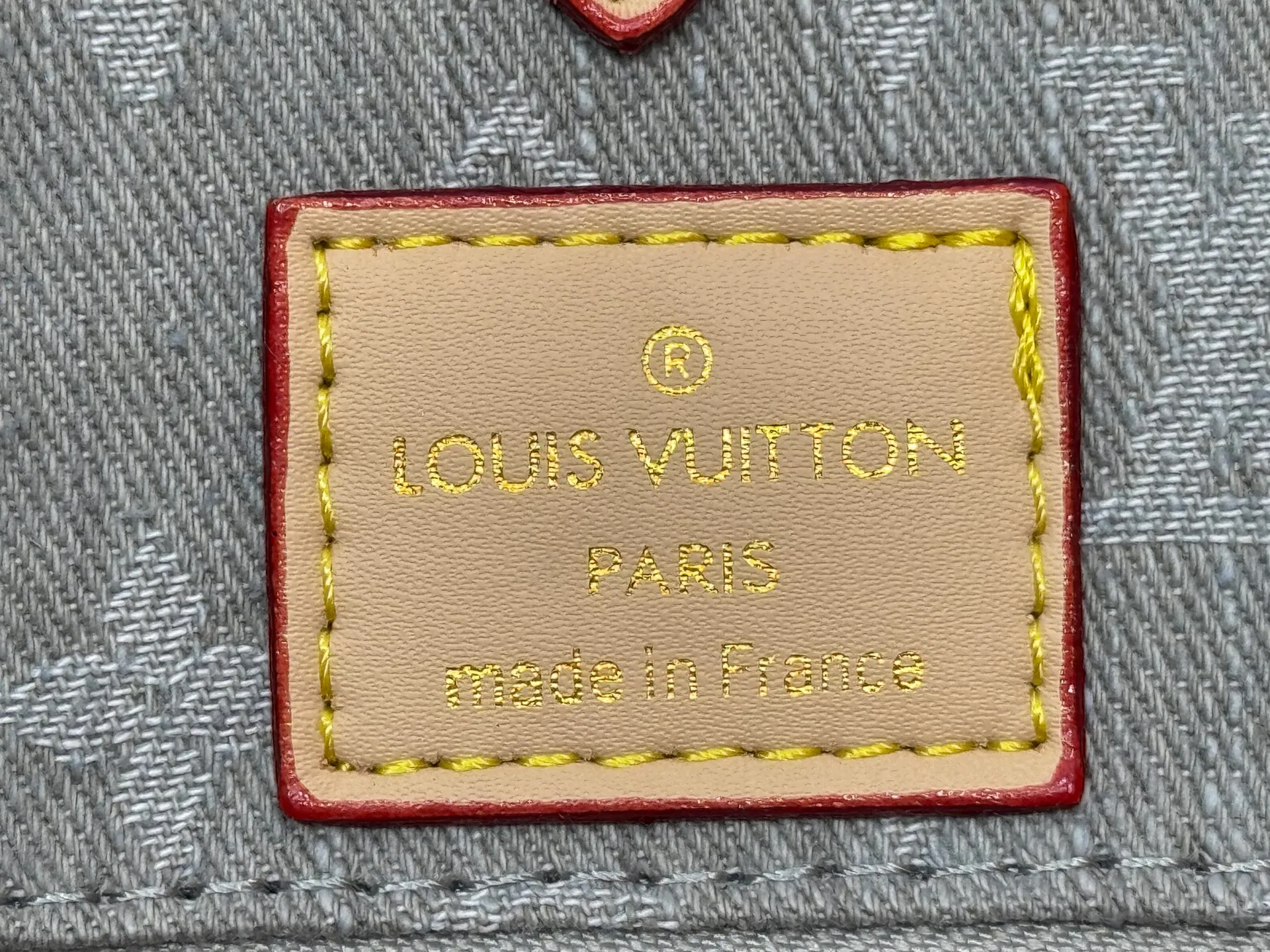 P320 M49495 M45659 M13189 New Gray Denim Denim This edition of OnTheGo MM celebrates the return of the iconic Monogram denim pattern in 2005. It's made from organic cotton, artfully woven with black and white threads and then bleached using a special Louis Vuitton technique to create a vintage-inspired finish. It's sized to hold a laptop, features light gold hardware, and includes signature details like natural leather accents and a removable name tag. Dimensions: 35 x 27 x 14 cm