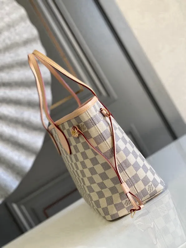 💰780 (small steel nails) top original order N41363 NEVERFULL small handbag Neverfull small handbag has a crisp shape and classic design. It is an elegant urban handbag. Its spacious interior also makes this classic bag an ideal choice for travel. The Neverfull small tote in Damier Azur canvas has a soft yet sturdy feel that maintains its exterior lines no matter what's inside. Detailed Features 29 x 21 x 12 cm (Length x Height x Width) Bag interior redesigned with vintage details inspired by the Louis Vuitton archives - Fabric-lined interior pocket Removable zippered clutch with matching interior Natural cowhide leather trim Shiny gold-tone brass hardware Handles: Double handle