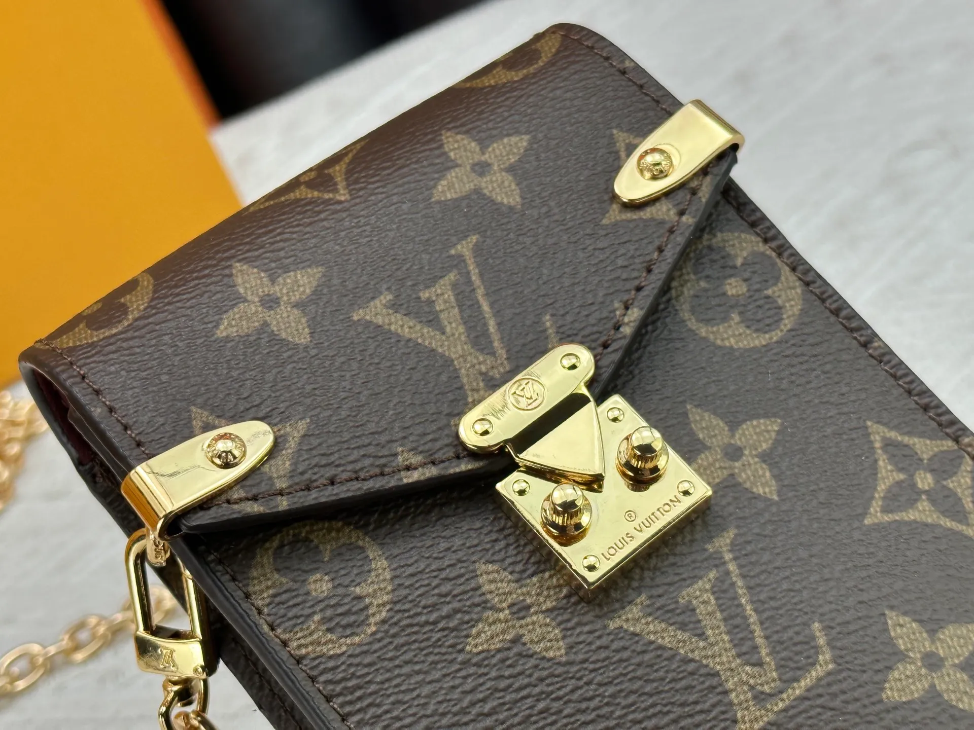 P220 upgraded version [Official latest model] [Real shot] M13572 This Métis mobile phone bag M82465 camera bag takes inspiration from Louis Vuitton's classic luggage and uses a whole piece of Monogram canvas to cut out an exquisite configuration. The S-lock clasp and metal corners speak of the brand's long tradition of boxmaking. Attach the removable chain to instantly be hands-free. Dimensions: 10.4 x 17.5 x 4.0 cm (length x height x width)