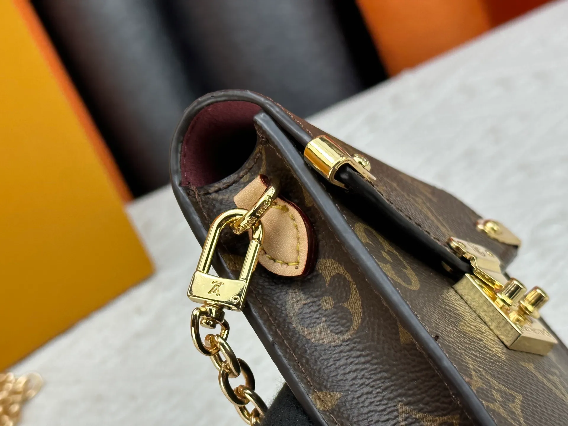 P220 upgraded version [Official latest model] [Real shot] M13572 This Métis mobile phone bag M82465 camera bag takes inspiration from Louis Vuitton's classic luggage and uses a whole piece of Monogram canvas to cut out an exquisite configuration. The S-lock clasp and metal corners speak of the brand's long tradition of boxmaking. Attach the removable chain to instantly be hands-free. Dimensions: 10.4 x 17.5 x 4.0 cm (length x height x width)