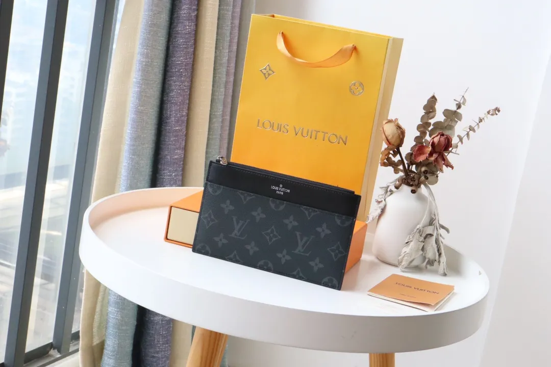 Factory price 240 M80348 black flower, top-quality original Slim Purse uses Monogram canvas and silky cowhide to achieve a simple structure, embellished with Louis Vuitton logo embossing, equipped with a main zipper compartment, external patch pockets, external compartments and card slots, and can also be placed in other handbags. Detailed features 20 x 11 x 0.5 cm (length x height x width) sp001618