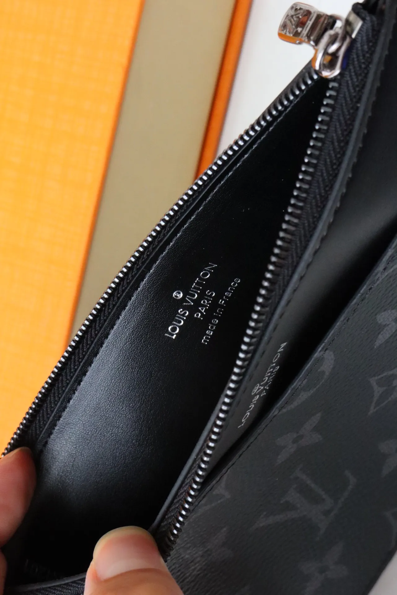 Factory price 240 M80348 black flower, top-quality original Slim Purse uses Monogram canvas and silky cowhide to achieve a simple structure, embellished with Louis Vuitton logo embossing, equipped with a main zipper compartment, external patch pockets, external compartments and card slots, and can also be placed in other handbags. Detailed features 20 x 11 x 0.5 cm (length x height x width) sp001618