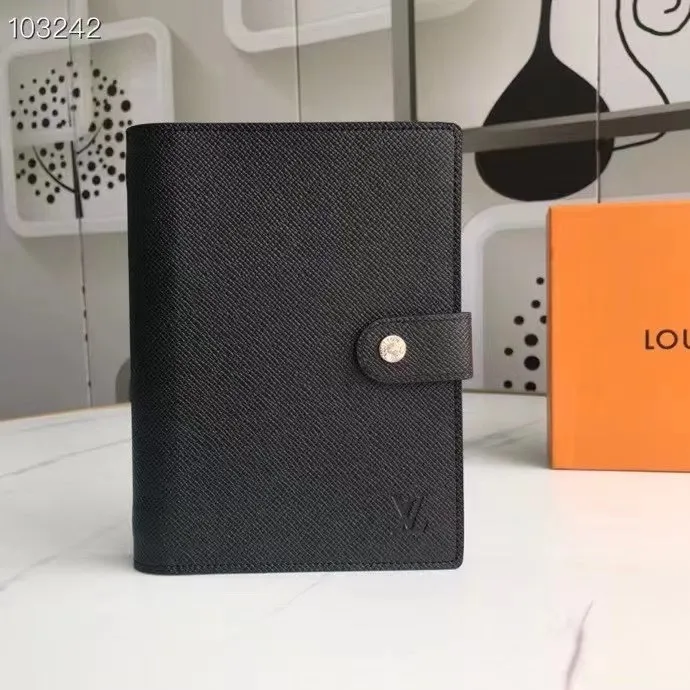 💰 150 hot sale, model number M20004❤️This small notepad cover is made of Monogram canvas. It can hold three credit cards and can also be used as an address book, notebook or calendar. 14 cm
