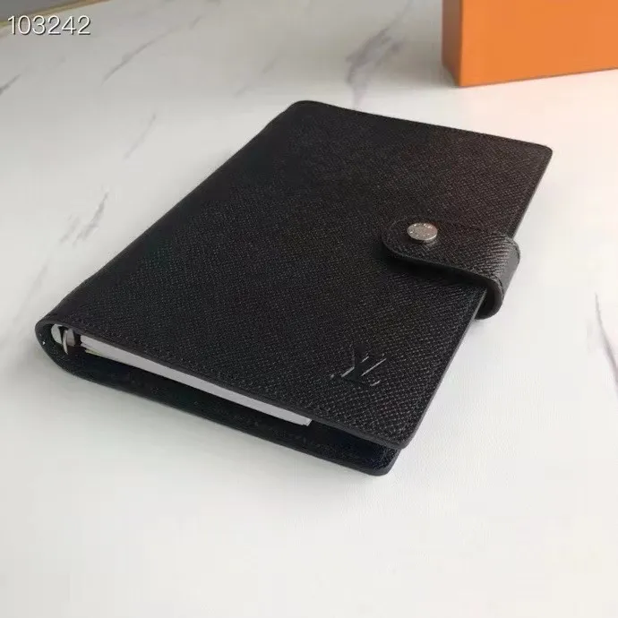 💰 150 hot sale, model number M20004❤️This small notepad cover is made of Monogram canvas. It can hold three credit cards and can also be used as an address book, notebook or calendar. 14 cm