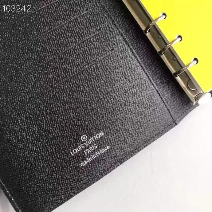 💰 150 hot sale, model number M20004❤️This small notepad cover is made of Monogram canvas. It can hold three credit cards and can also be used as an address book, notebook or calendar. 14 cm