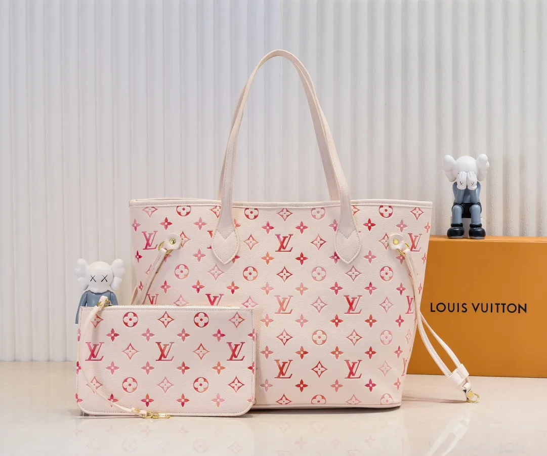 Batch 280💰【UNISHI Home Photo】【NEVERFULL Medium Handbag】 m45684 m45685 m40995 (silk screen) tote mm handbag is made of embossed Montano leather with cream monochrome stripes and LVs on pink background. Versatile, the bag's loose sides can be tightened for a smooth silhouette, or relaxed for a more casual look and easy access to what's inside. Dimensions: 31 × 28 × 14 cm.