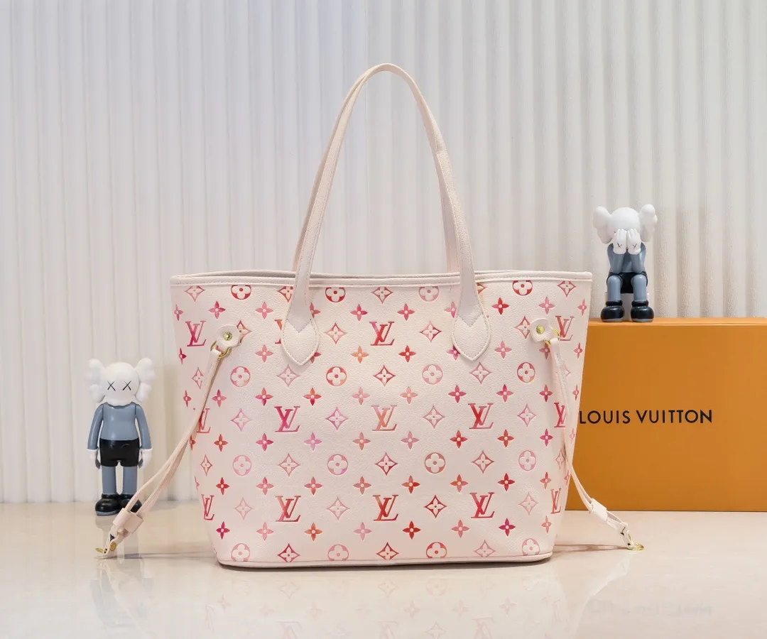 Batch 280💰【UNISHI Home Photo】【NEVERFULL Medium Handbag】 m45684 m45685 m40995 (silk screen) tote mm handbag is made of embossed Montano leather with cream monochrome stripes and LVs on pink background. Versatile, the bag's loose sides can be tightened for a smooth silhouette, or relaxed for a more casual look and easy access to what's inside. Dimensions: 31 × 28 × 14 cm.