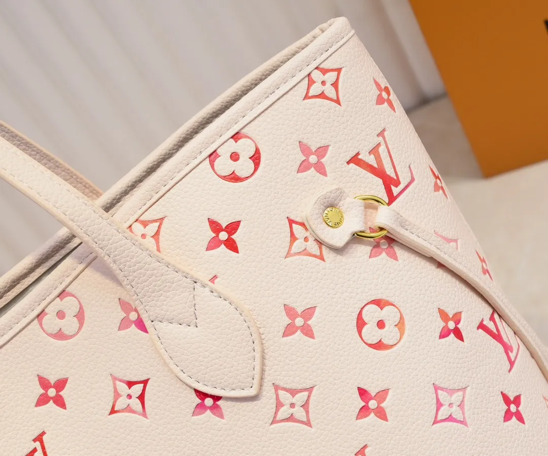 Batch 280💰【UNISHI Home Photo】【NEVERFULL Medium Handbag】 m45684 m45685 m40995 (silk screen) tote mm handbag is made of embossed Montano leather with cream monochrome stripes and LVs on pink background. Versatile, the bag's loose sides can be tightened for a smooth silhouette, or relaxed for a more casual look and easy access to what's inside. Dimensions: 31 × 28 × 14 cm.