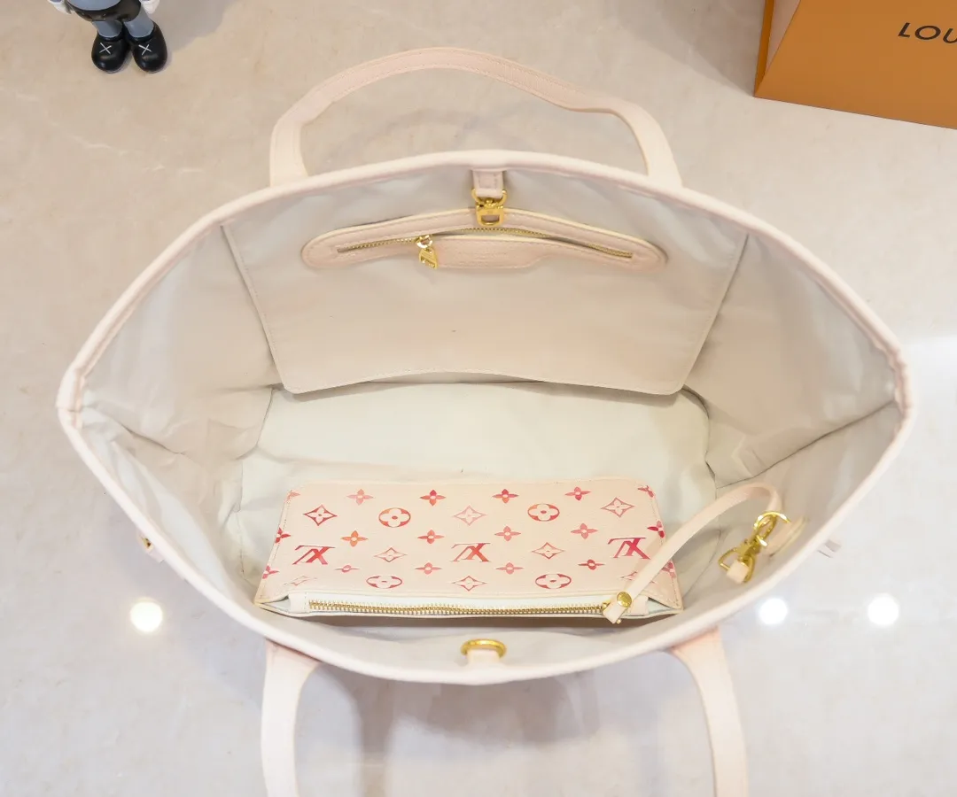 Batch 280💰【UNISHI Home Photo】【NEVERFULL Medium Handbag】 m45684 m45685 m40995 (silk screen) tote mm handbag is made of embossed Montano leather with cream monochrome stripes and LVs on pink background. Versatile, the bag's loose sides can be tightened for a smooth silhouette, or relaxed for a more casual look and easy access to what's inside. Dimensions: 31 × 28 × 14 cm.
