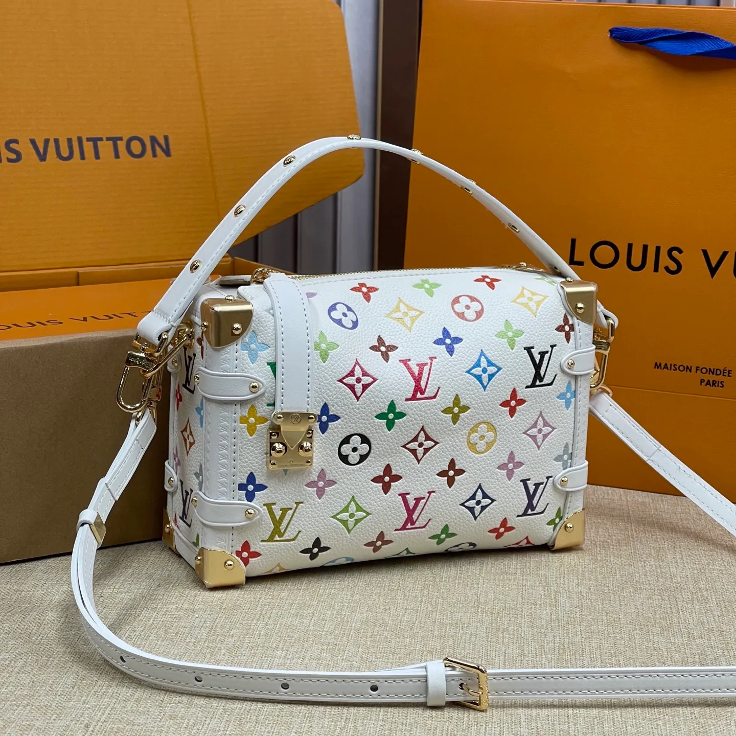 [Upgraded version] P560💰💞Tricolor series~Upgraded version·High quality🎁With complete packaging🥰Model: M14046🐶SIDE TRUNK handbag Nicolas Ghesquière repeatedly explored Louis Vuitton's trunk-making heritage to create this Side Trunk small handbag. Monogram canvas is combined with leather trim, and the leather zipper puller creatively connects to the iconic S-lock, and the reinforced metal corners gather the eye. The wide handles and leather spaghetti strap are removable. Dimensions: 23 x 16 x 8 cm