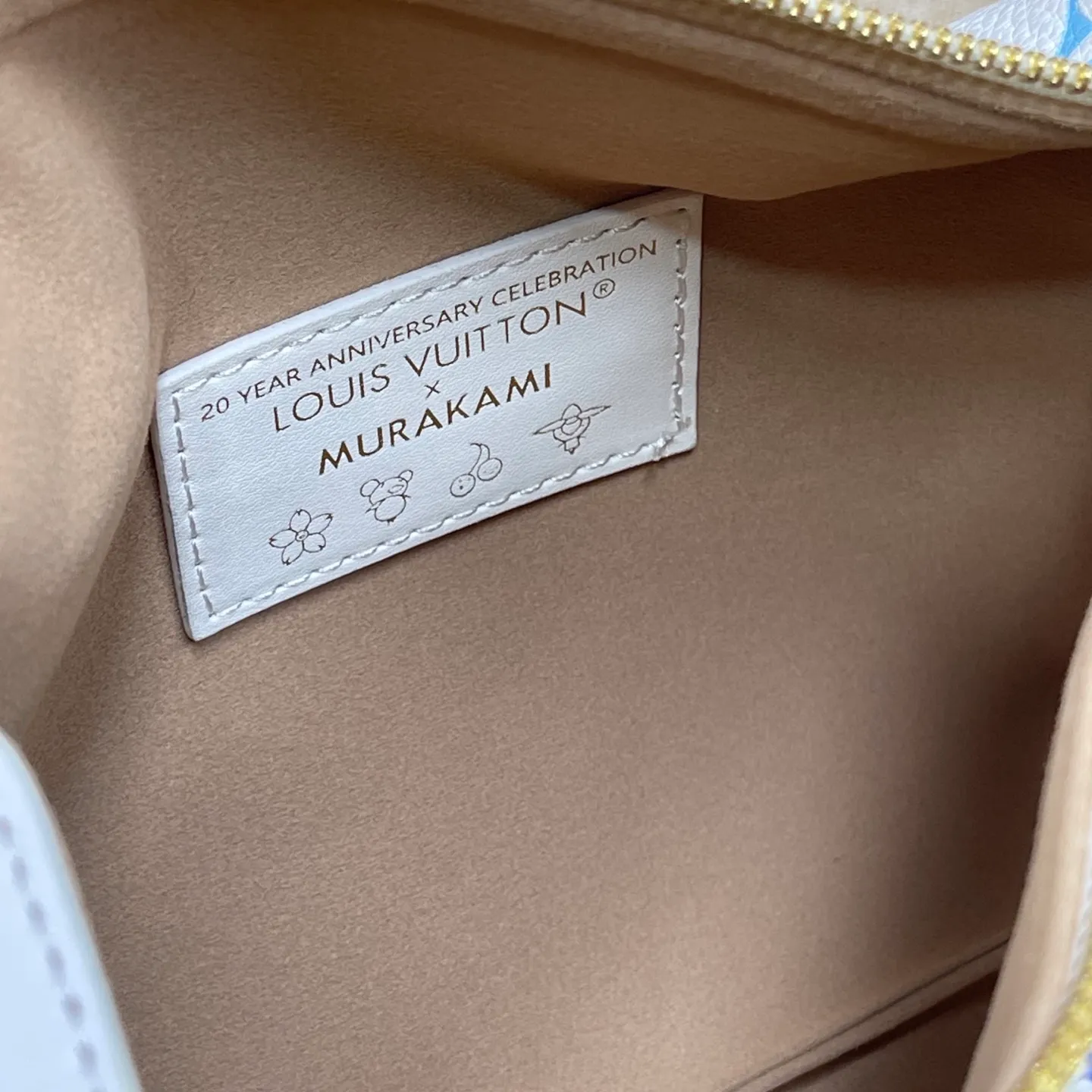 [Upgraded version] P560💰💞Tricolor series~Upgraded version·High quality🎁With complete packaging🥰Model: M14046🐶SIDE TRUNK handbag Nicolas Ghesquière repeatedly explored Louis Vuitton's trunk-making heritage to create this Side Trunk small handbag. Monogram canvas is combined with leather trim, and the leather zipper puller creatively connects to the iconic S-lock, and the reinforced metal corners gather the eye. The wide handles and leather spaghetti strap are removable. Dimensions: 23 x 16 x 8 cm