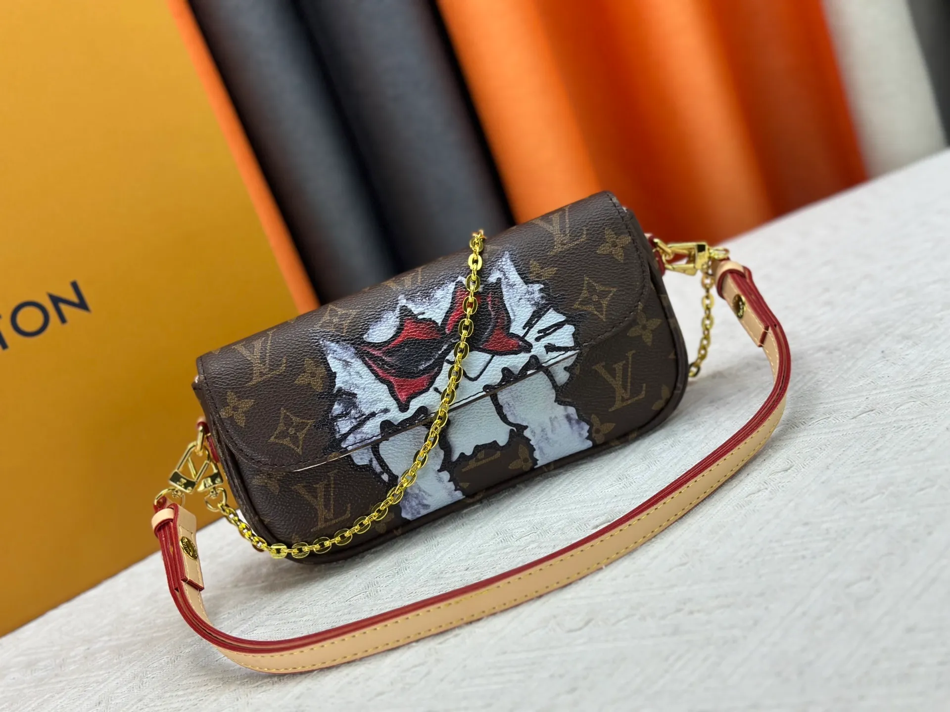 P220 M15148 M81911. LV Travels With Grace Coddington series launches this Wallet On Chain wy handbag, which presents hand-painted cat illustrations on Monogram canvas, telling the artist's love for cats. The detachable metal chain unlocks multiple carrying options, and the interior features patch pockets, zipper pockets and card compartments. Size: 23.5x12x4.3cm