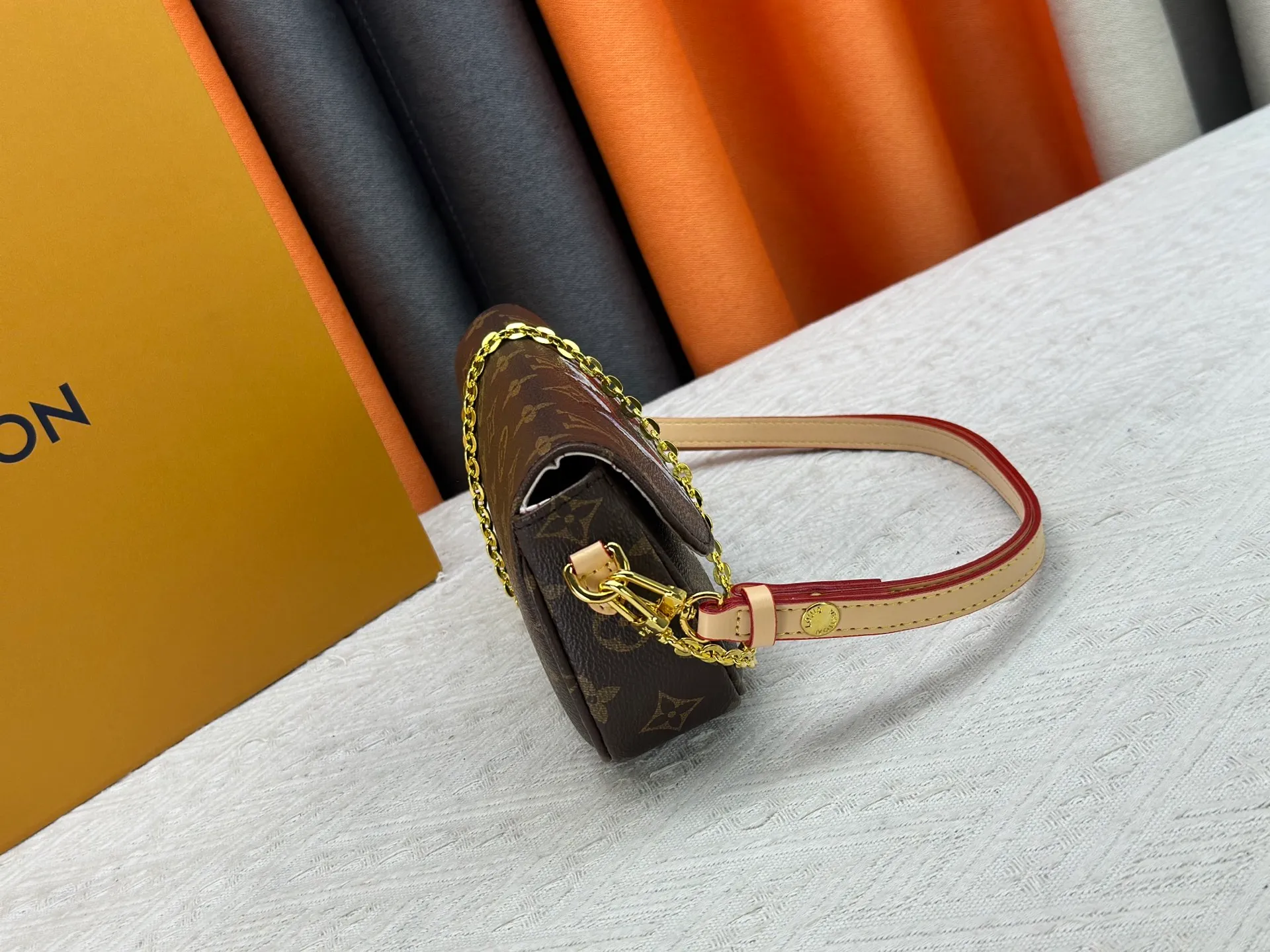 P220 M15148 M81911. LV Travels With Grace Coddington series launches this Wallet On Chain wy handbag, which presents hand-painted cat illustrations on Monogram canvas, telling the artist's love for cats. The detachable metal chain unlocks multiple carrying options, and the interior features patch pockets, zipper pockets and card compartments. Size: 23.5x12x4.3cm