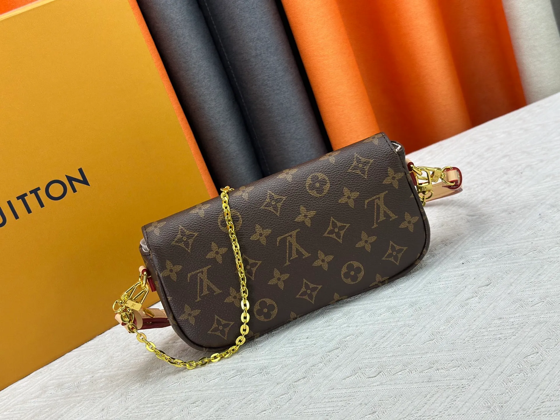 P220 M15148 M81911. LV Travels With Grace Coddington series launches this Wallet On Chain wy handbag, which presents hand-painted cat illustrations on Monogram canvas, telling the artist's love for cats. The detachable metal chain unlocks multiple carrying options, and the interior features patch pockets, zipper pockets and card compartments. Size: 23.5x12x4.3cm