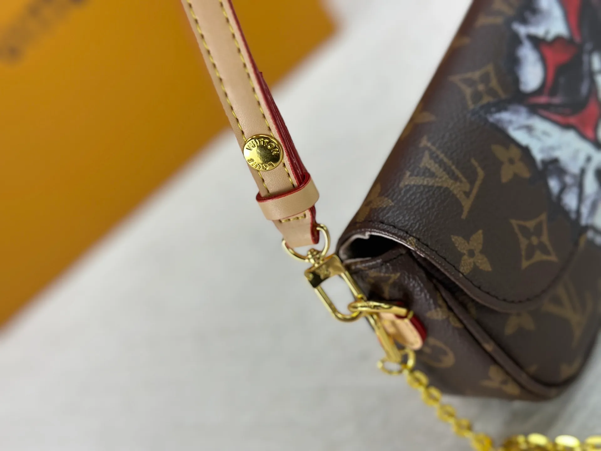 P220 M15148 M81911. LV Travels With Grace Coddington series launches this Wallet On Chain wy handbag, which presents hand-painted cat illustrations on Monogram canvas, telling the artist's love for cats. The detachable metal chain unlocks multiple carrying options, and the interior features patch pockets, zipper pockets and card compartments. Size: 23.5x12x4.3cm