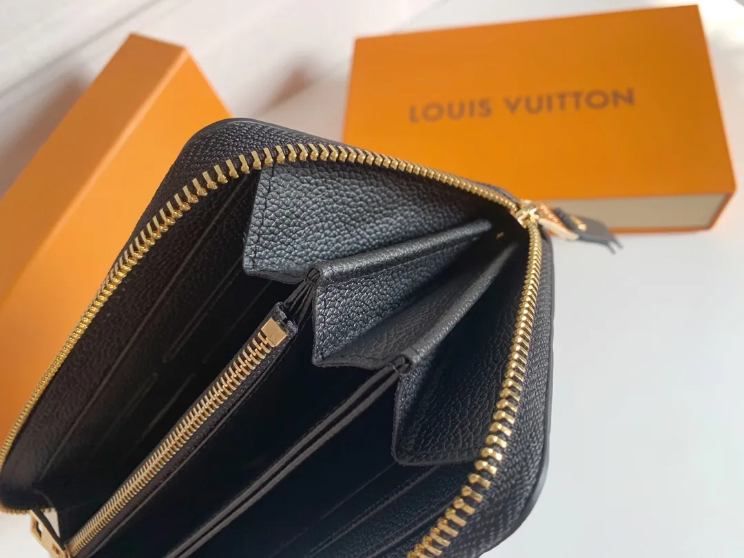 💰120 💎Upgraded original version 🇫🇷 Diamond pattern embossed material: embossed cowhide Introduction: 📢There are 8 credit card slots 3 large compartments to store banknotes Small zipper coin bag 3 flat bags to store bills 💋💋 Model: 60017 diamond pattern Model: 19x10.