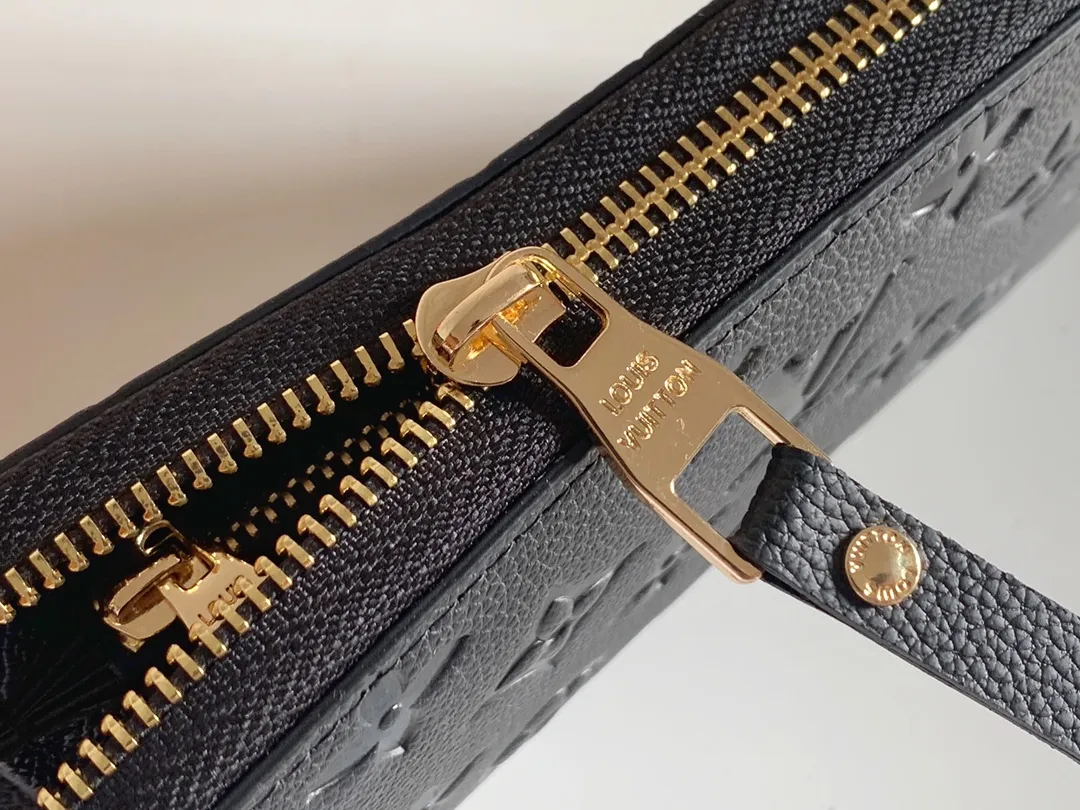 💰120 💎Upgraded original version 🇫🇷 Diamond pattern embossed material: embossed cowhide Introduction: 📢There are 8 credit card slots 3 large compartments to store banknotes Small zipper coin bag 3 flat bags to store bills 💋💋 Model: 60017 diamond pattern Model: 19x10.