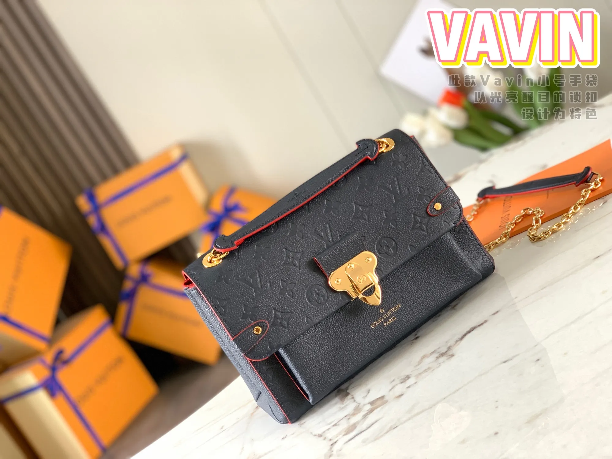 P1360 [Original Leather 💋 M52271 Navy Blue Embossed] This small VAVIN handbag is made of a mixture of smooth and embossed Monogram Empreinte cowhide. This small Vavin handbag features a bright and eye-catching lock design. Soft and lightweight, fashionable and casual, an easy choice for daily carrying. Comes with an adjustable leather chain strap that can be worn on the shoulder or cross-body. Detailed dimensions: 25.0 x 17.0 x 9.5 cm