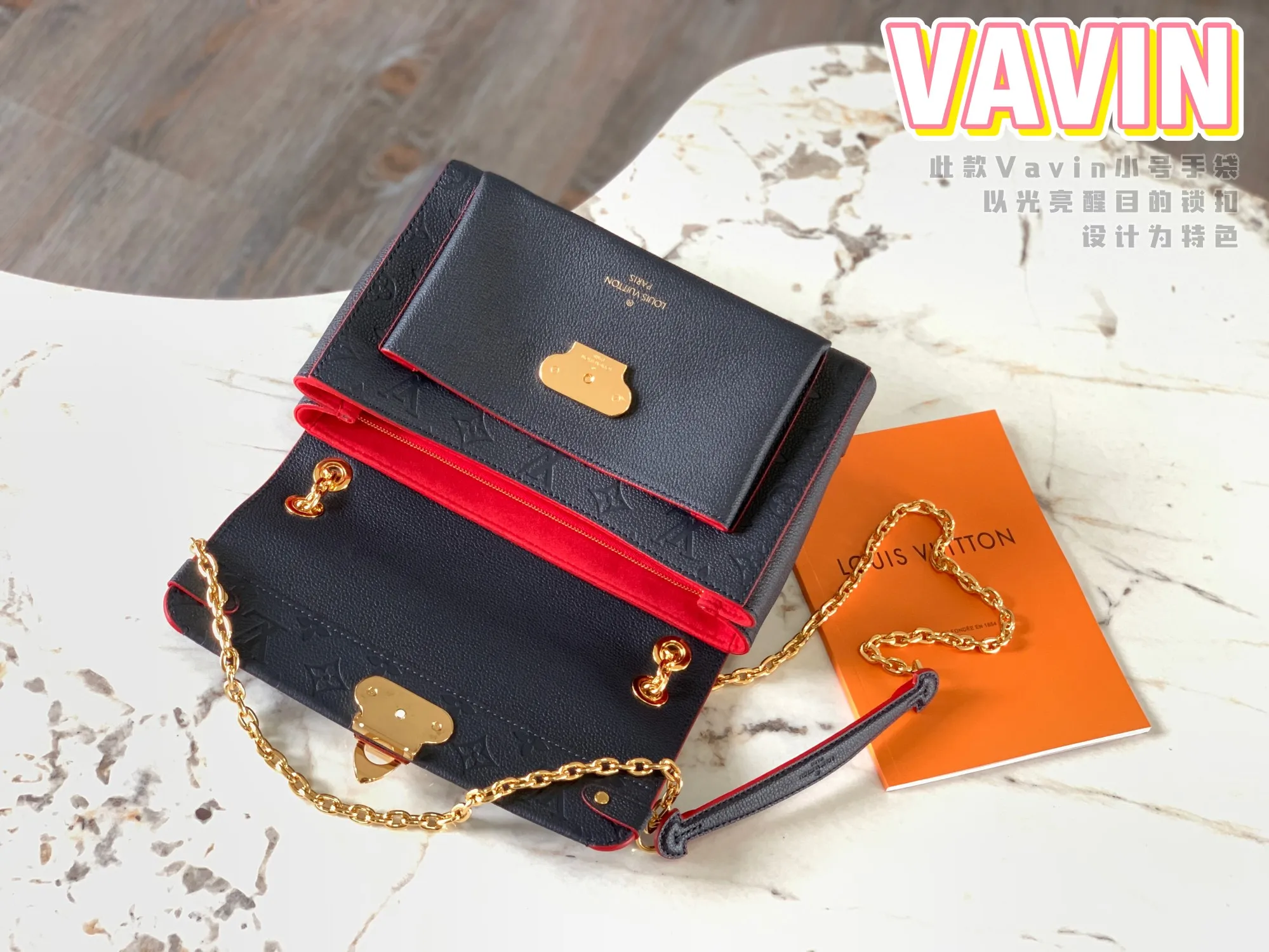 P1360 [Original Leather 💋 M52271 Navy Blue Embossed] This small VAVIN handbag is made of a mixture of smooth and embossed Monogram Empreinte cowhide. This small Vavin handbag features a bright and eye-catching lock design. Soft and lightweight, fashionable and casual, an easy choice for daily carrying. Comes with an adjustable leather chain strap that can be worn on the shoulder or cross-body. Detailed dimensions: 25.0 x 17.0 x 9.5 cm