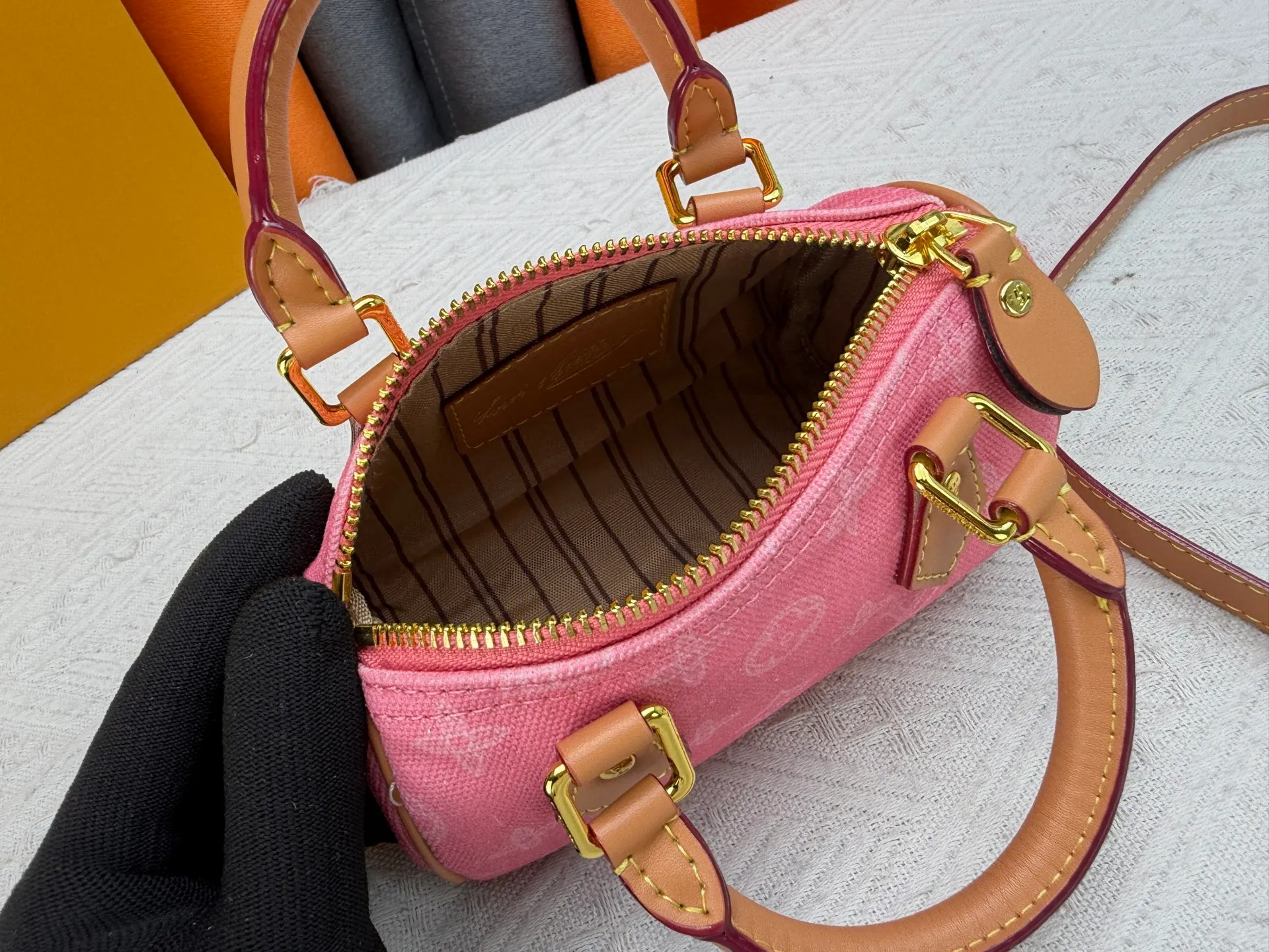 P220 M28322 Red M28323 M27610 M81085 [Exclusive background shot] This Nano Speedy handbag condenses the configuration of Louis Vuitton's classic Speedy handbag. It is made of Monogram canvas with distressed cow leather details and dazzling metal parts, making it easy to carry with you every day. The handles and removable and adjustable shoulder strap allow for a variety of styling possibilities. 16.0 x 10.0 x 7.5 cm (L x H x W) • Monogram coated canvas • Cow leather trim • Metal hardware • Zipper closure • Space to store daily necessities such as a 6.1-inch smartphone, card holder and lipstick • Shoulder strap: removable, adjustable • Half-length strap: 45.5 cm • Half-length strap adjustable to: 54.0 cm • Handle: Double handle