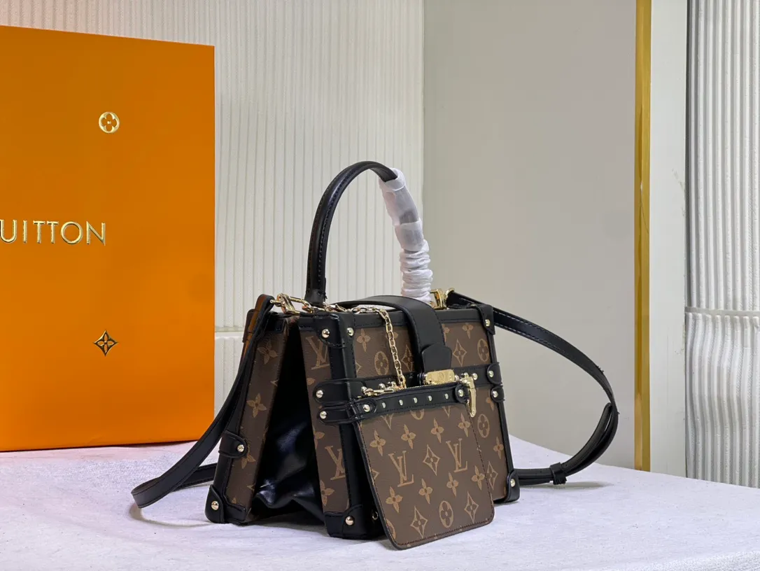 Batch 460💰Original upgrade quality M46309 Nicolas Ghesquières once again goes back to Louis Vuitton’s box-making tradition to create this Petite Malle V handbag. Monogram canvas is trimmed with leather, and the side gussets are V-shaped, creating a soft texture and ample space. Comes with Monogram zippered interior pocket secured by chain. Dimensions 24 x 16 x 13 cm (length x height x width)